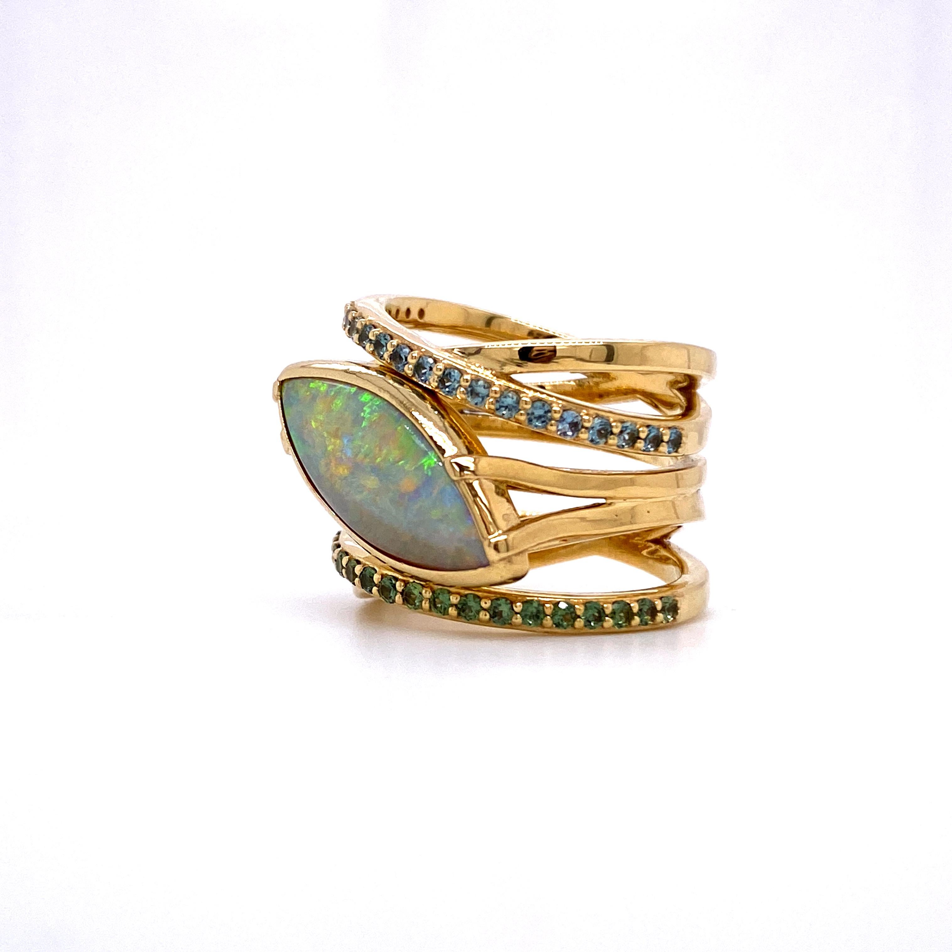 Contemporain Bague enveloppante en or jaune 18 carats avec opale marquise et saphirs bleus et verts en vente