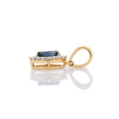 Pendentif en or jaune 18 carats avec saphir bleu en forme de marquise et diamants