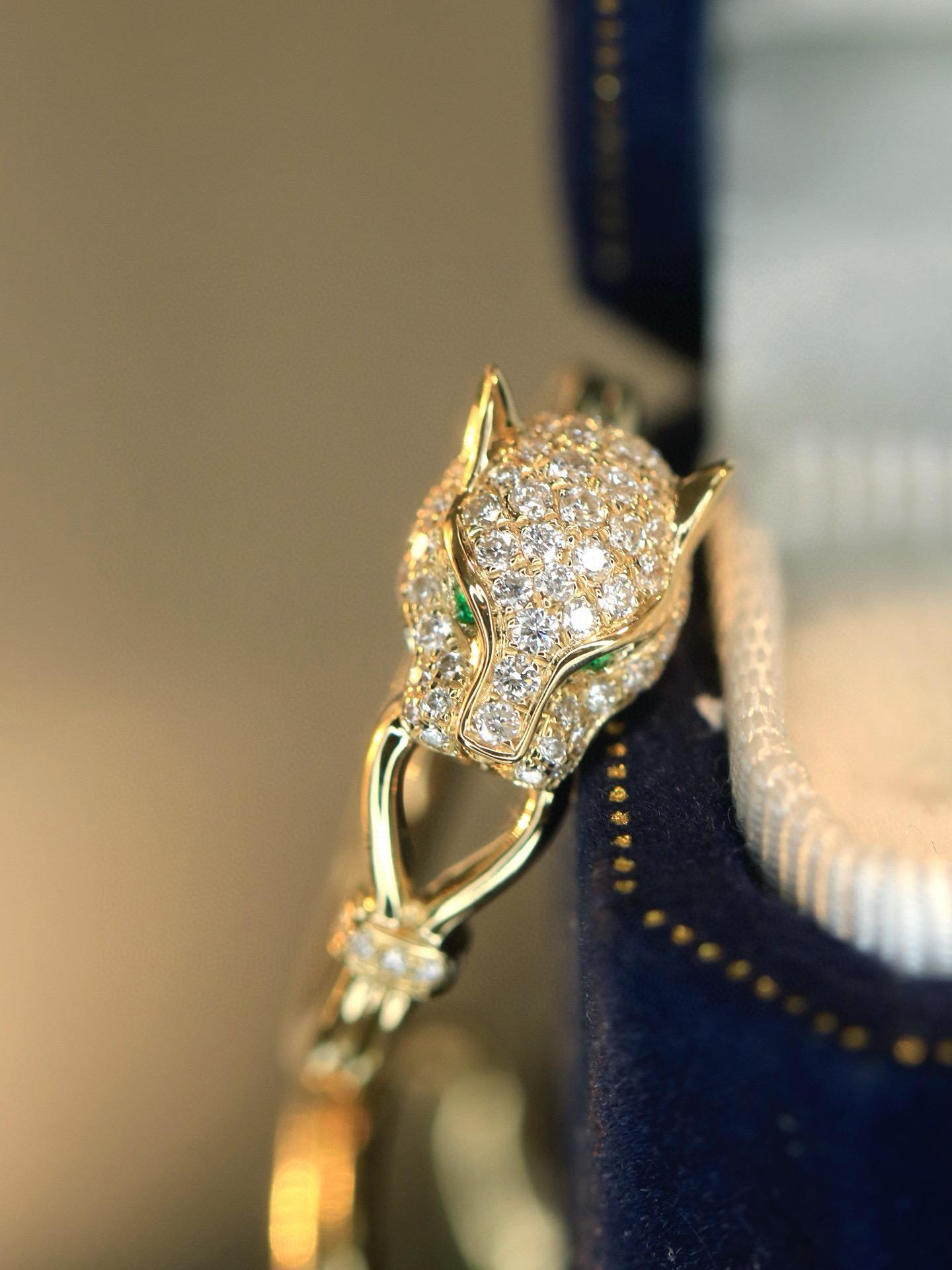 18k Gold Leopard Cocktail Ring with Diamonds & Premium Emerald In New Condition For Sale In Kowloon, HK