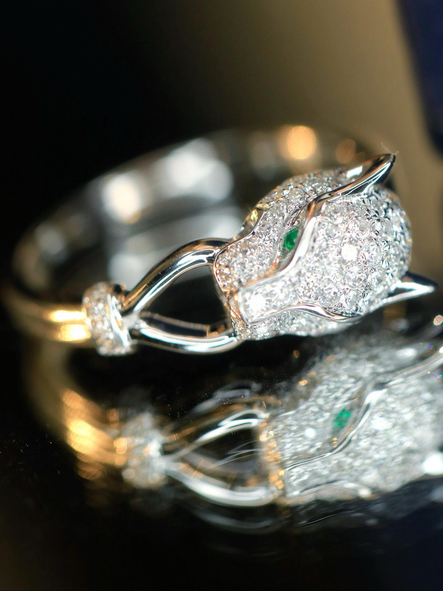 18k Gold Leopard Cocktail Ring with Diamonds & Premium Emerald For Sale 2