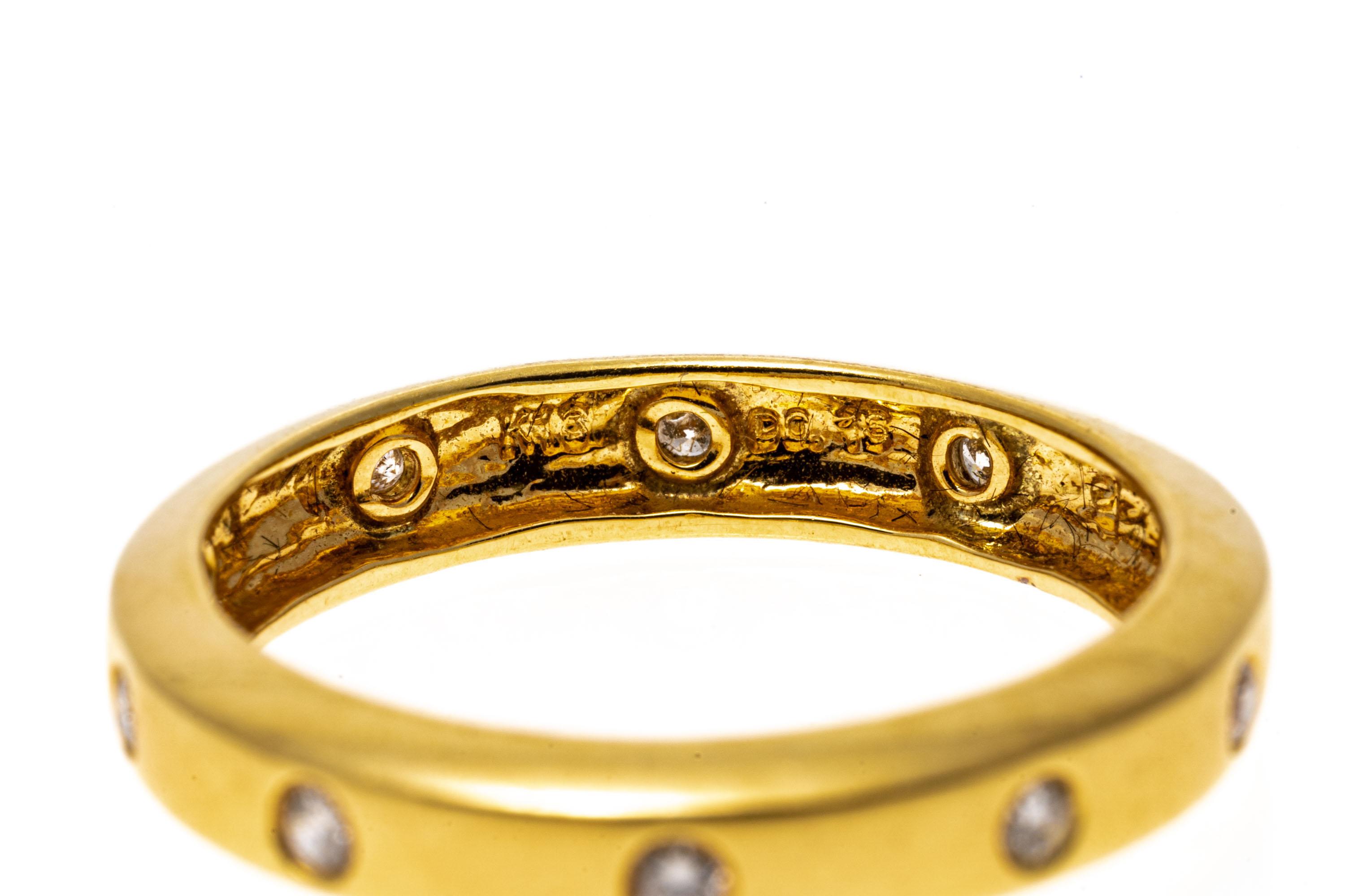 bague en or jaune 18k. Cette bague à anneau en or jaune classique a une finition mate, et est de style étoile, sertie de diamants ronds à facettes, sertis à fleur, d'environ 0,15 TCW.
Marques : 18k
Dimensions : 1/8