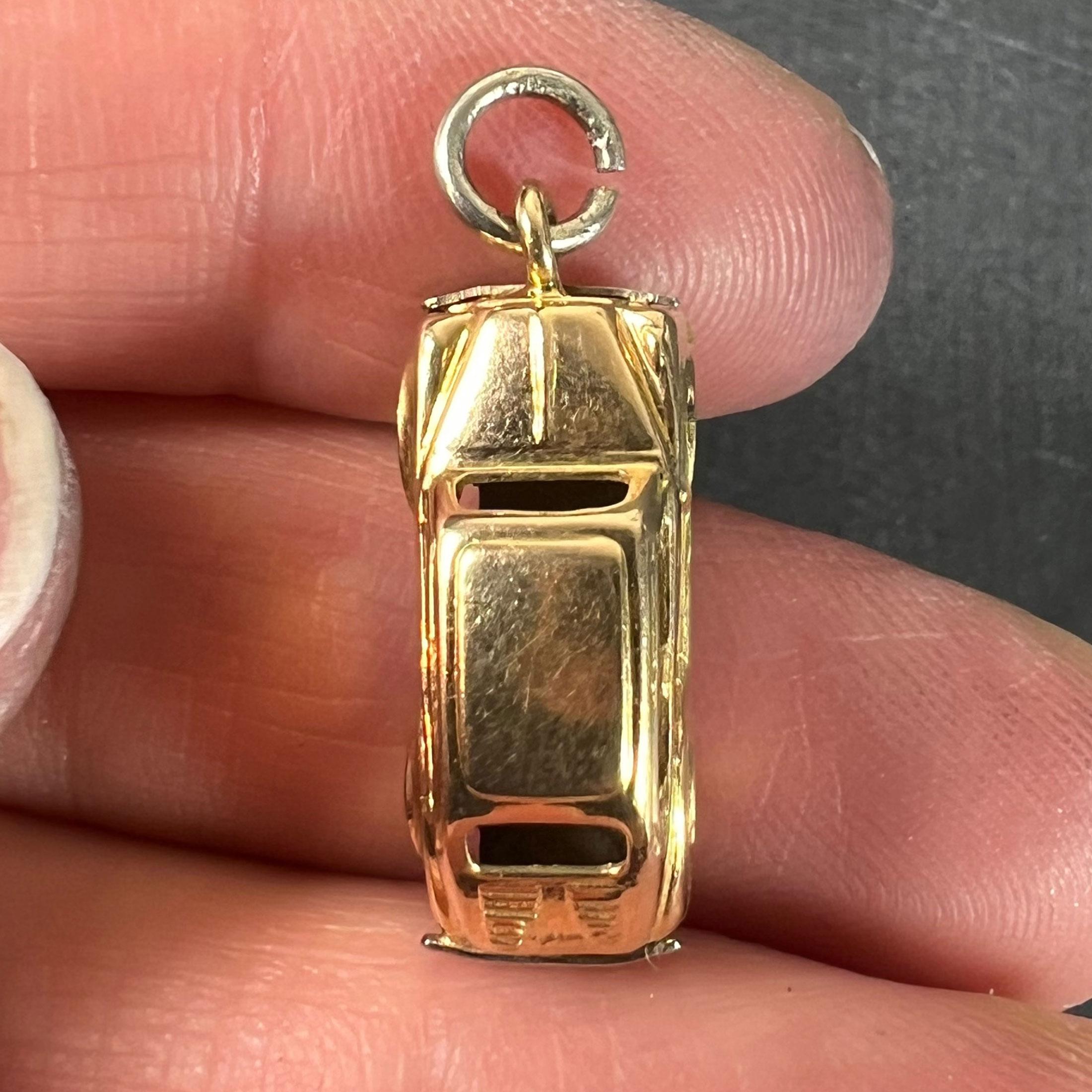 Pendentif breloque de voiture de salon mécanique en or jaune 18 carats en vente 1