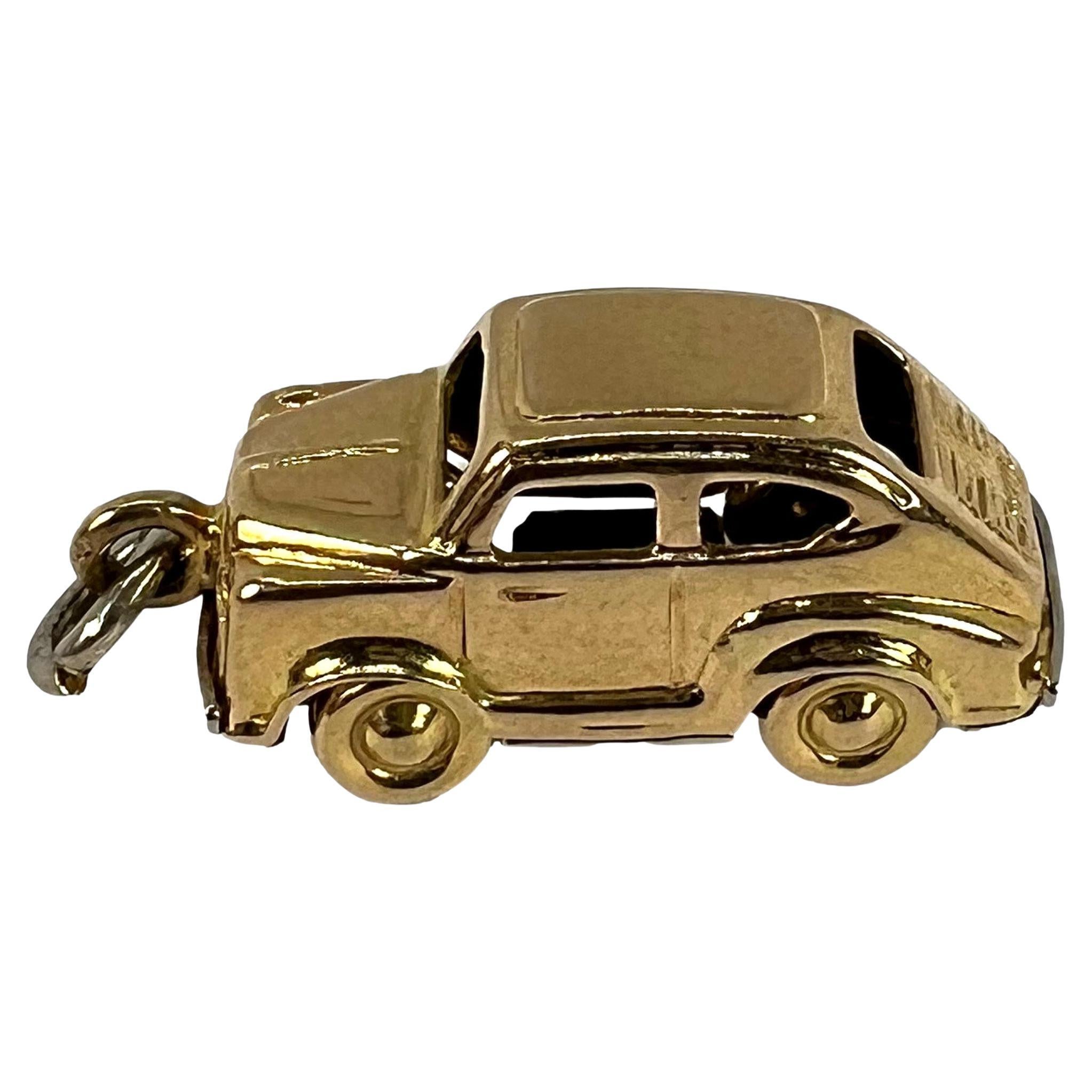 Ciondolo a forma di berlina meccanica in oro giallo 18K
