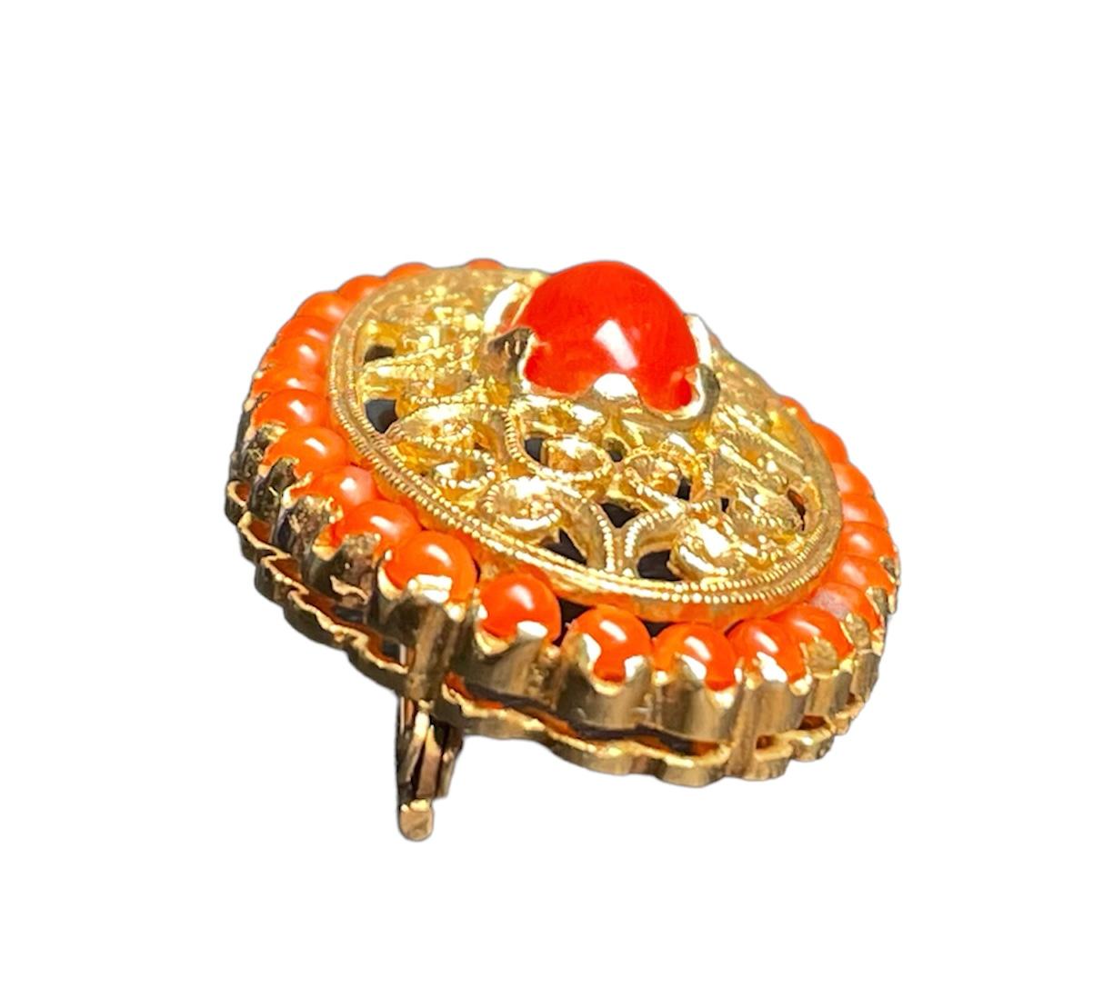 18k Yellow Gold Mediterranean Coral Oval Brooch In Good Condition For Sale In Guaynabo, PR