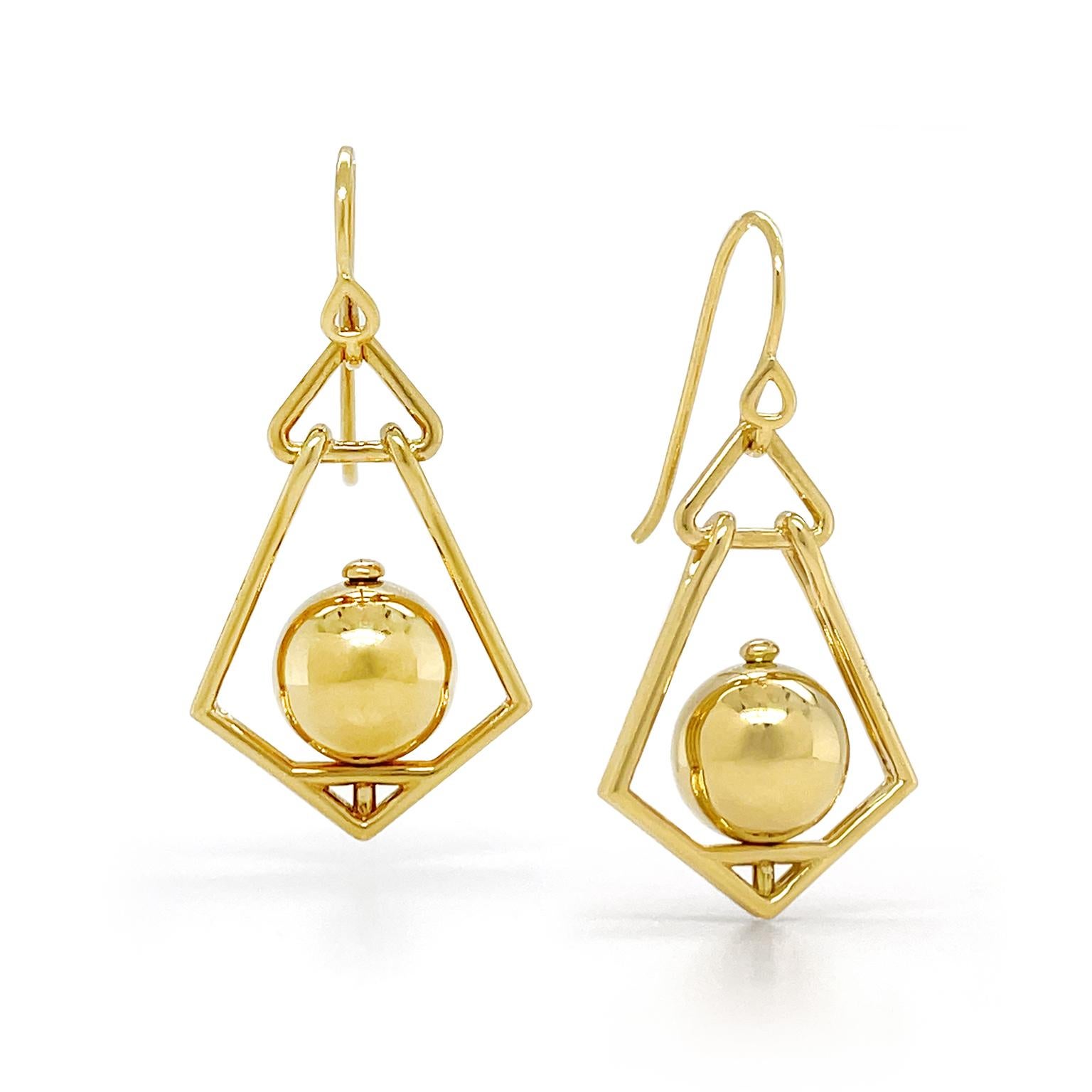 L'oro giallo 18 carati dà forma e luce al motivo di questi orecchini. Scendendo da un piccolo anello, un triangolo è caratterizzato da due lingotti d'oro che si uniscono ad angolo sul fondo. Questo forma la sagoma di una lanterna appesa al manico.