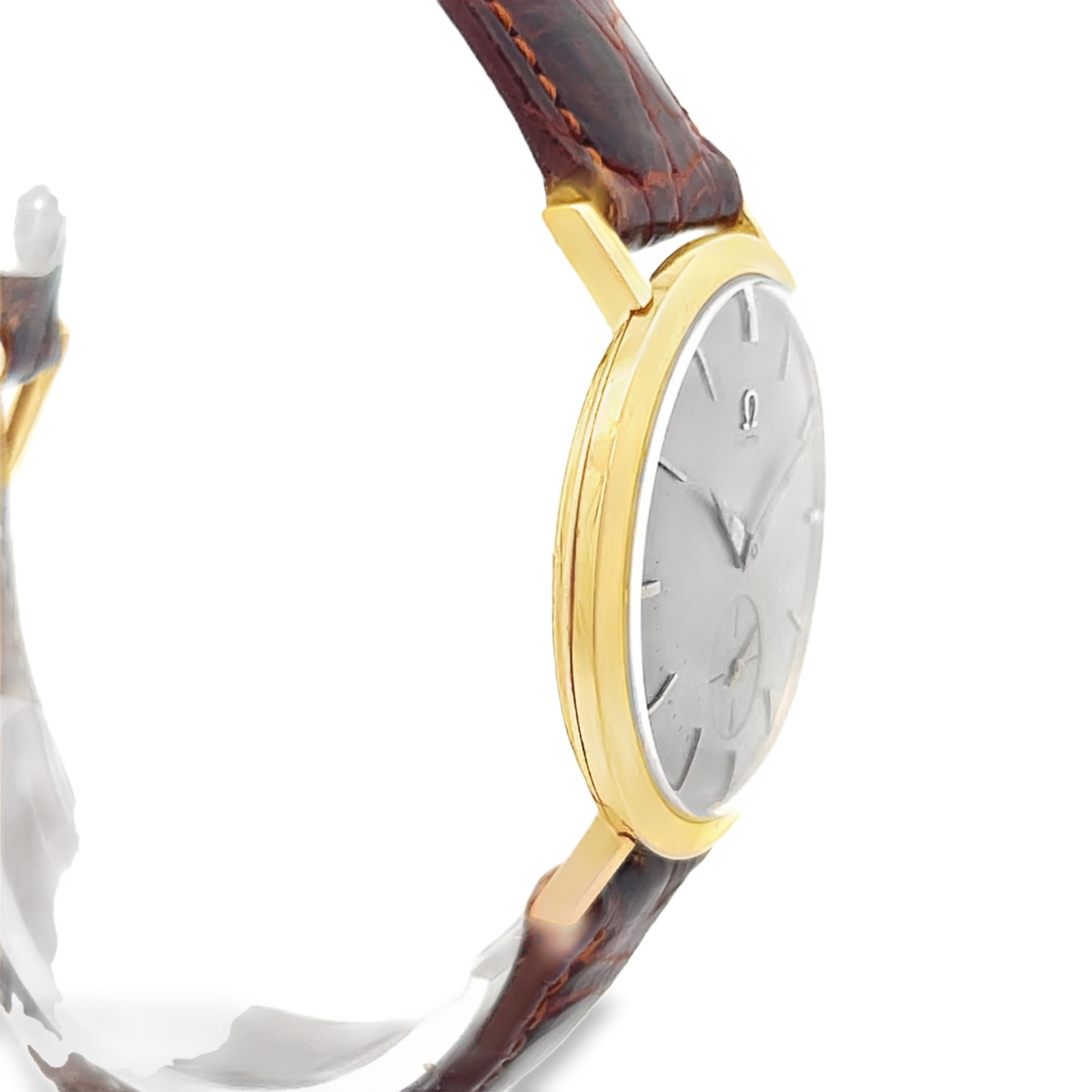 Montre-bracelet Omega pour homme en or jaune 18K Ca 1950s 34mm en vente 3