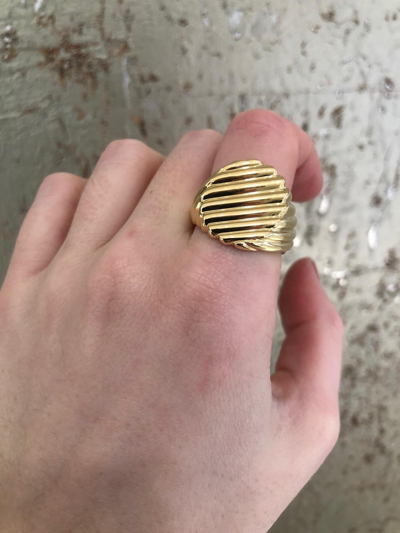 18 Karat Yellow Gold Men's Ridged Ring 7