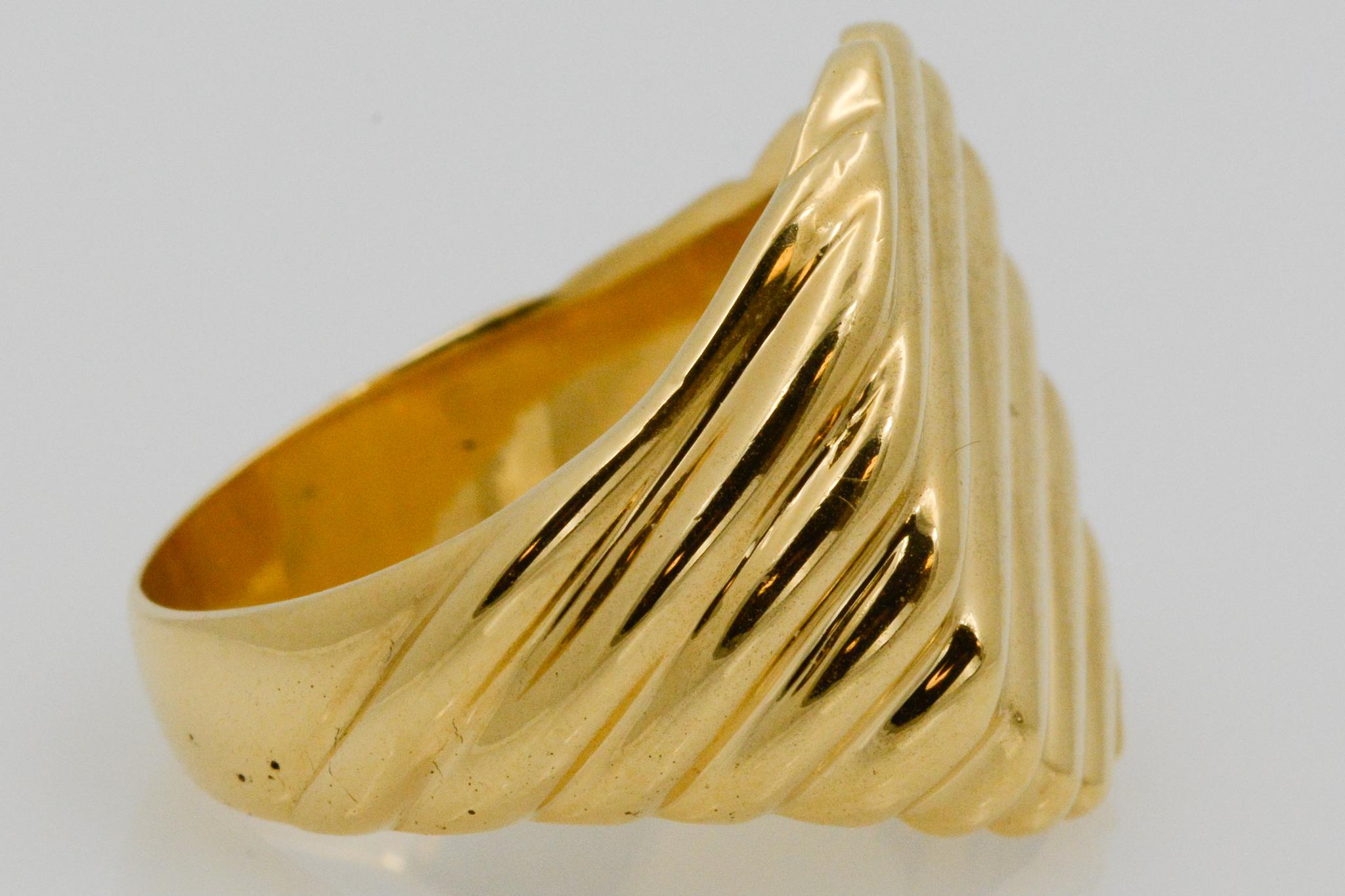 18 Karat Yellow Gold Men's Ridged Ring In Good Condition In Dallas, TX