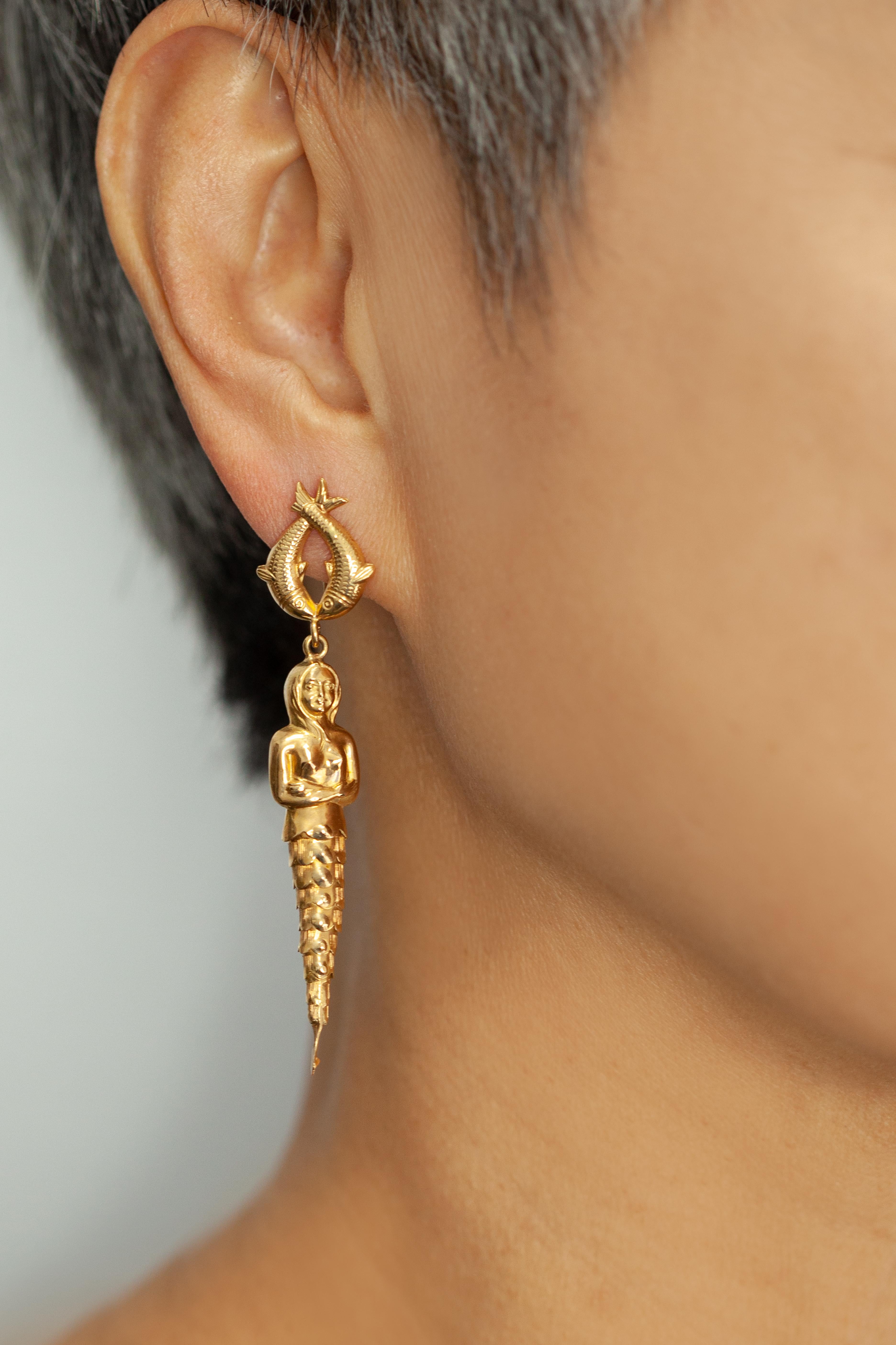 Moderne Boucles d'oreilles pendantes sirène et poisson en or jaune 18K c. 1960s en vente
