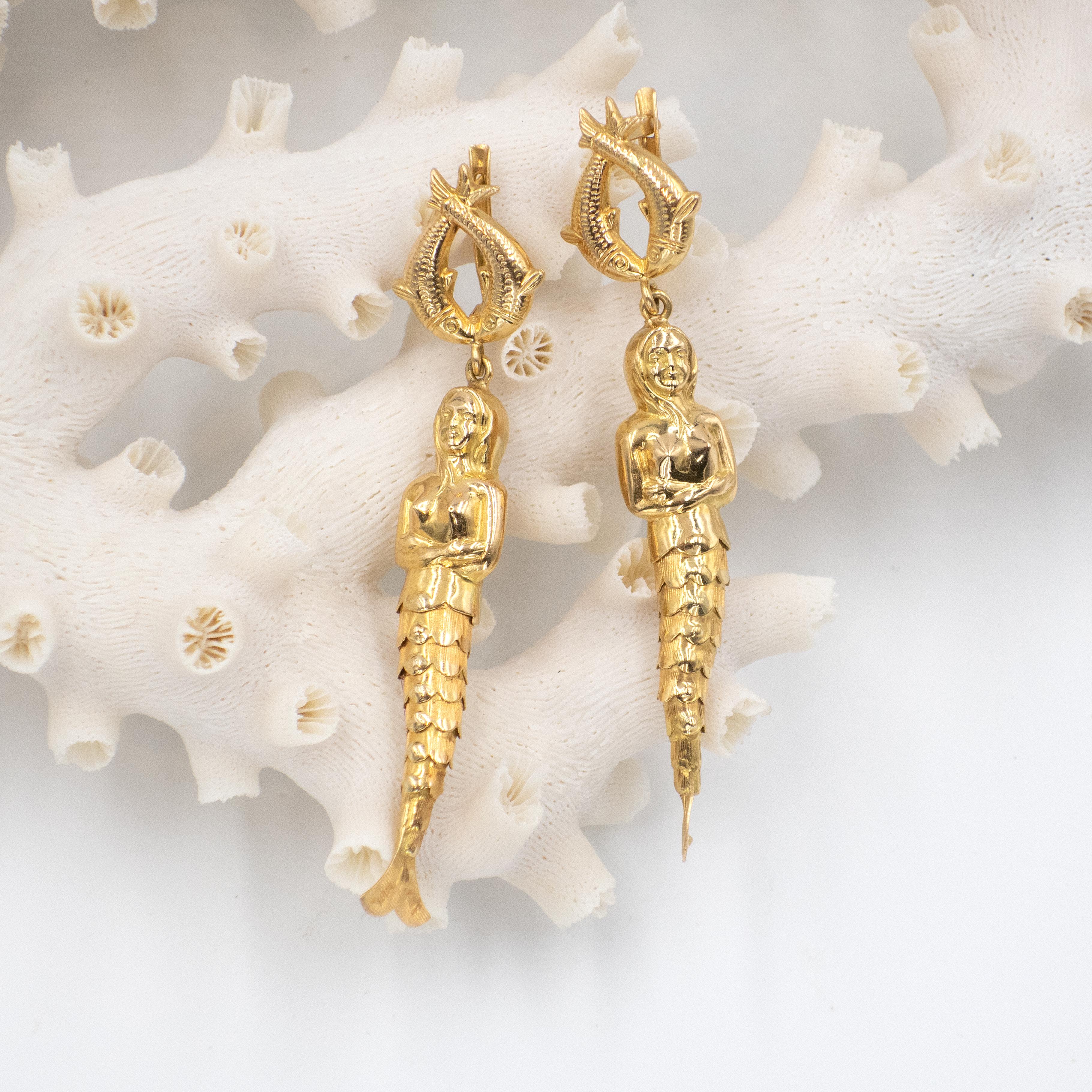 Boucles d'oreilles pendantes sirène et poisson en or jaune 18K c. 1960s Excellent état - En vente à New York, NY