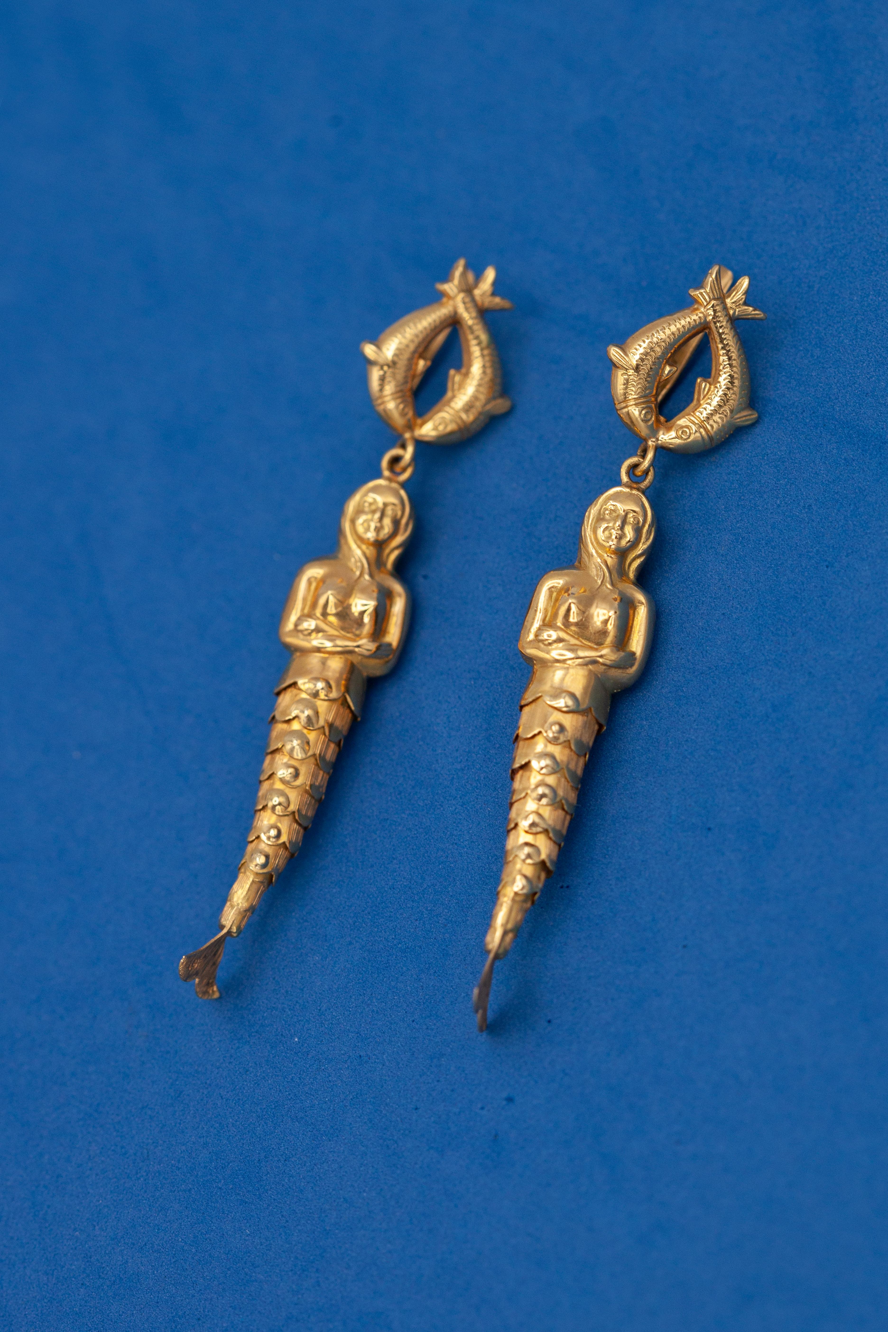 Boucles d'oreilles pendantes sirène et poisson en or jaune 18K c. 1960s en vente 1