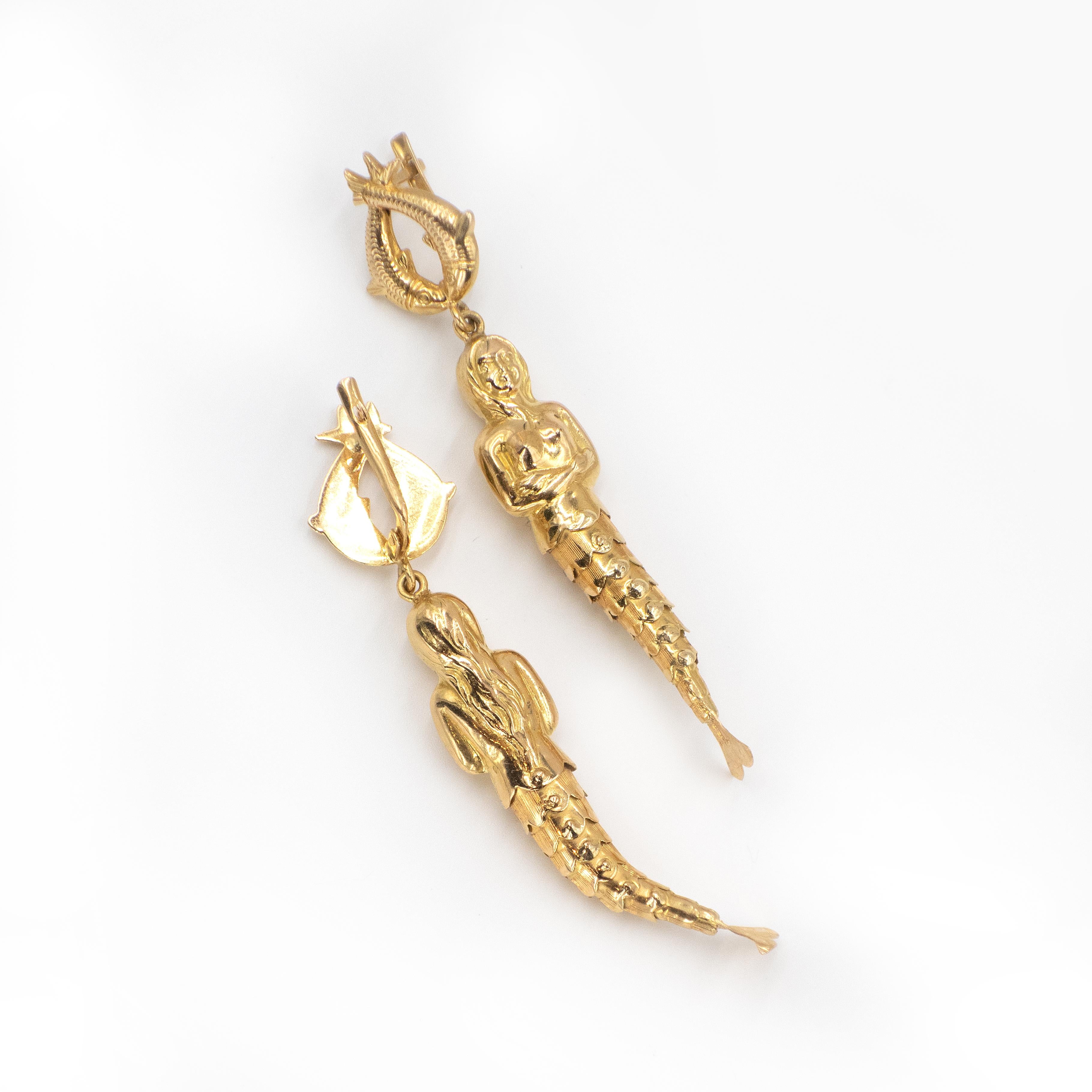 Boucles d'oreilles pendantes sirène et poisson en or jaune 18K c. 1960s en vente 2