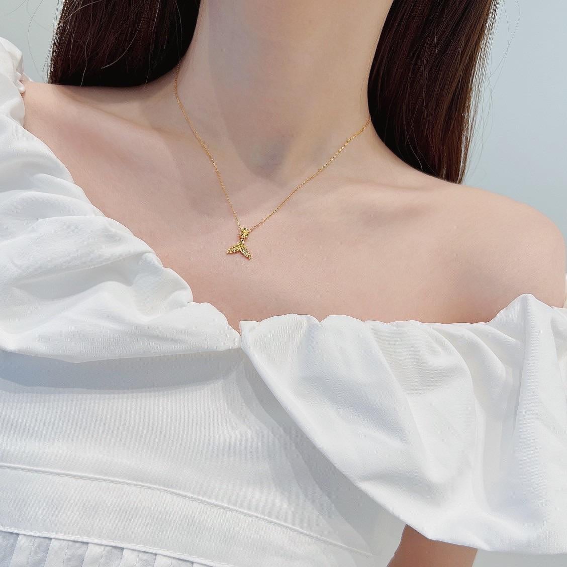 Modern 18K Yellow Gold Mermaid Necklace with Natural Yellow Diamonds For Sale