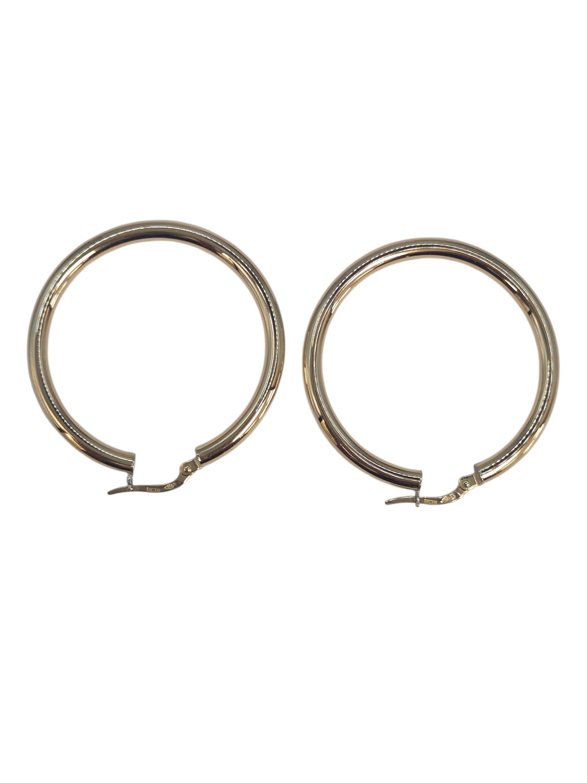 Orecchini a cerchio di medie dimensioni in oro giallo 18K #23541 In condizioni buone in vendita a Washington Depot, CT