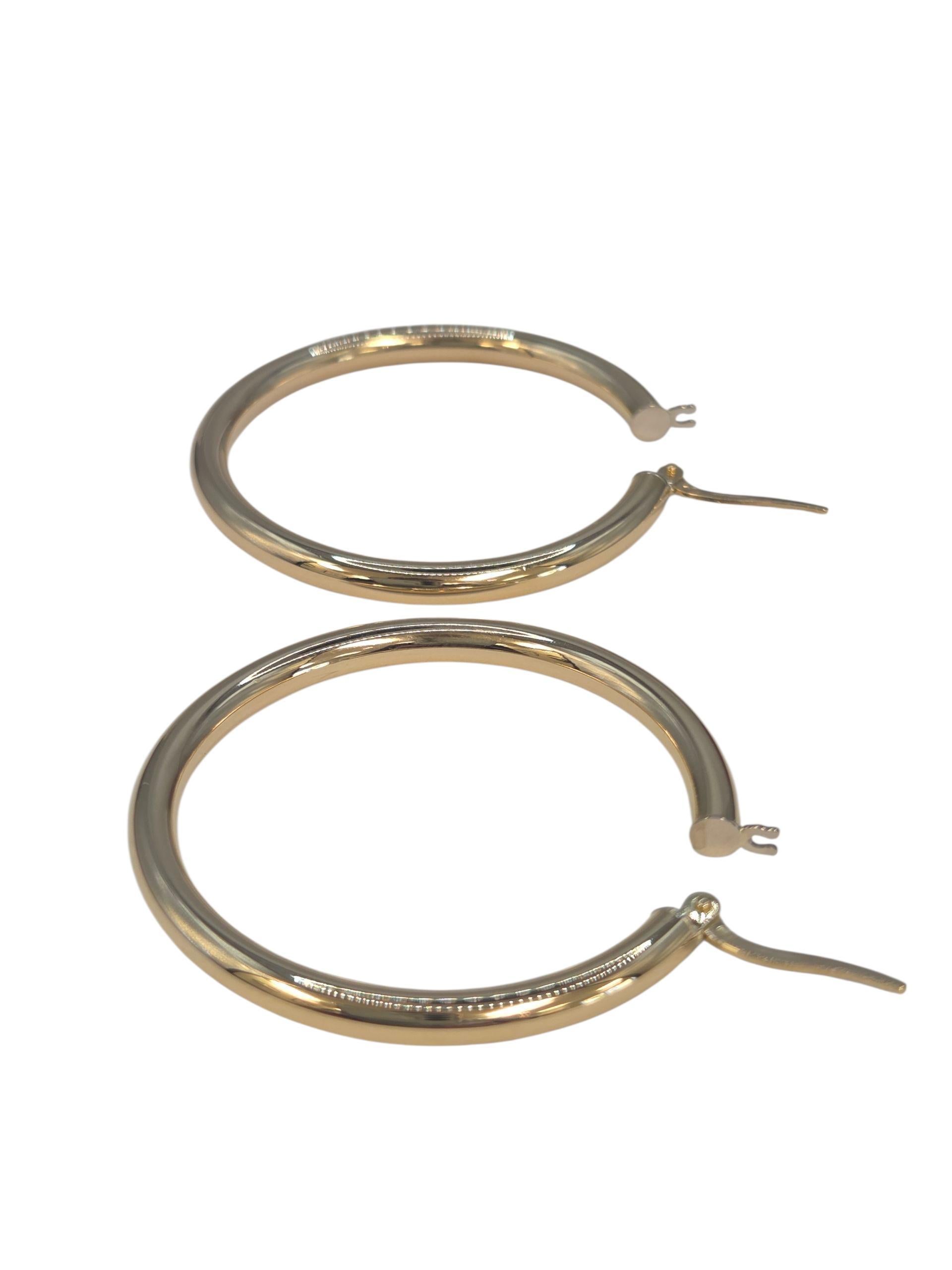 Orecchini a cerchio di medie dimensioni in oro giallo 18K #23541 in vendita 2