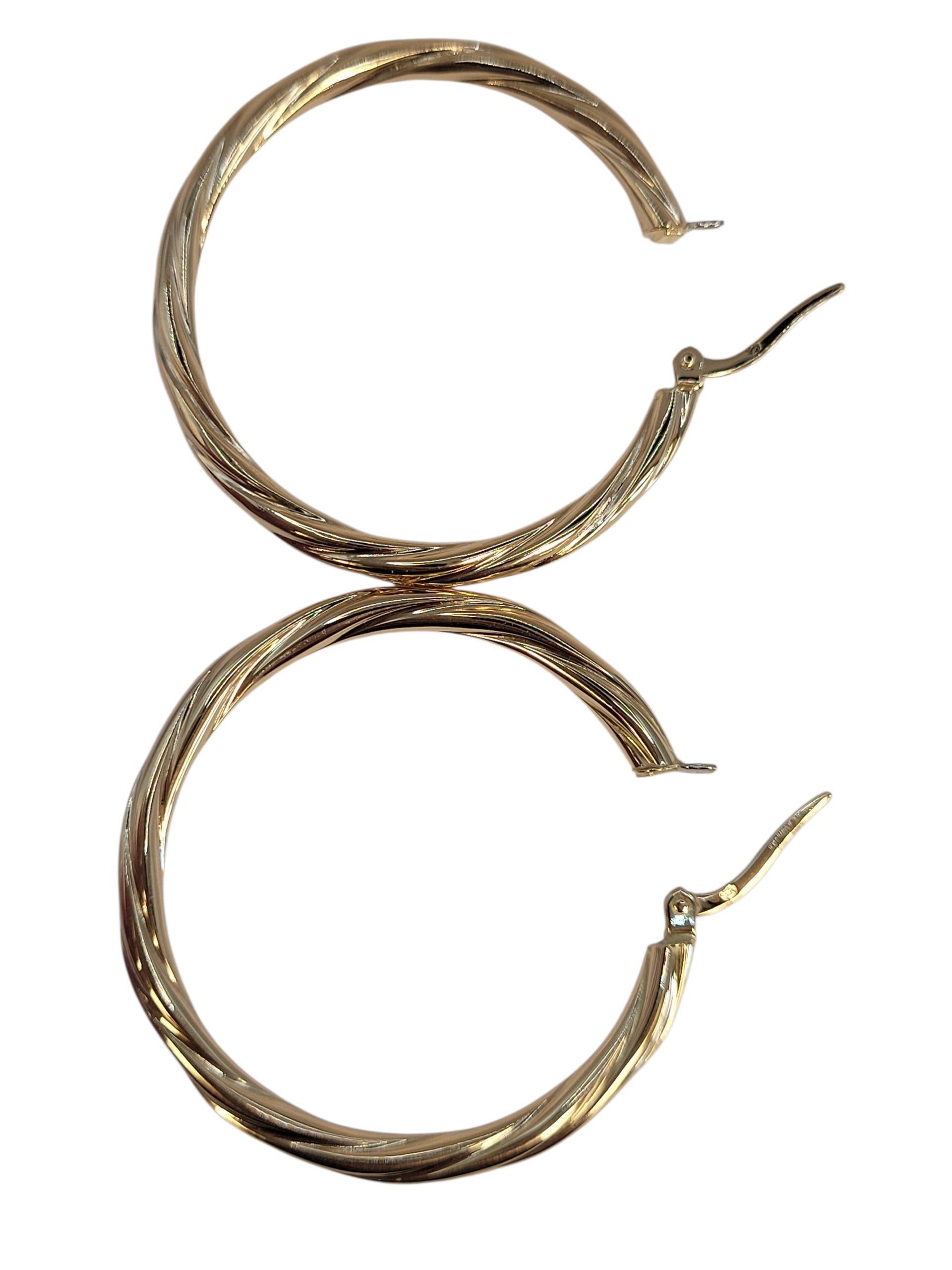 Orecchini a cerchio ritorto di medie dimensioni in oro giallo 18k #23529 In condizioni buone in vendita a Washington Depot, CT