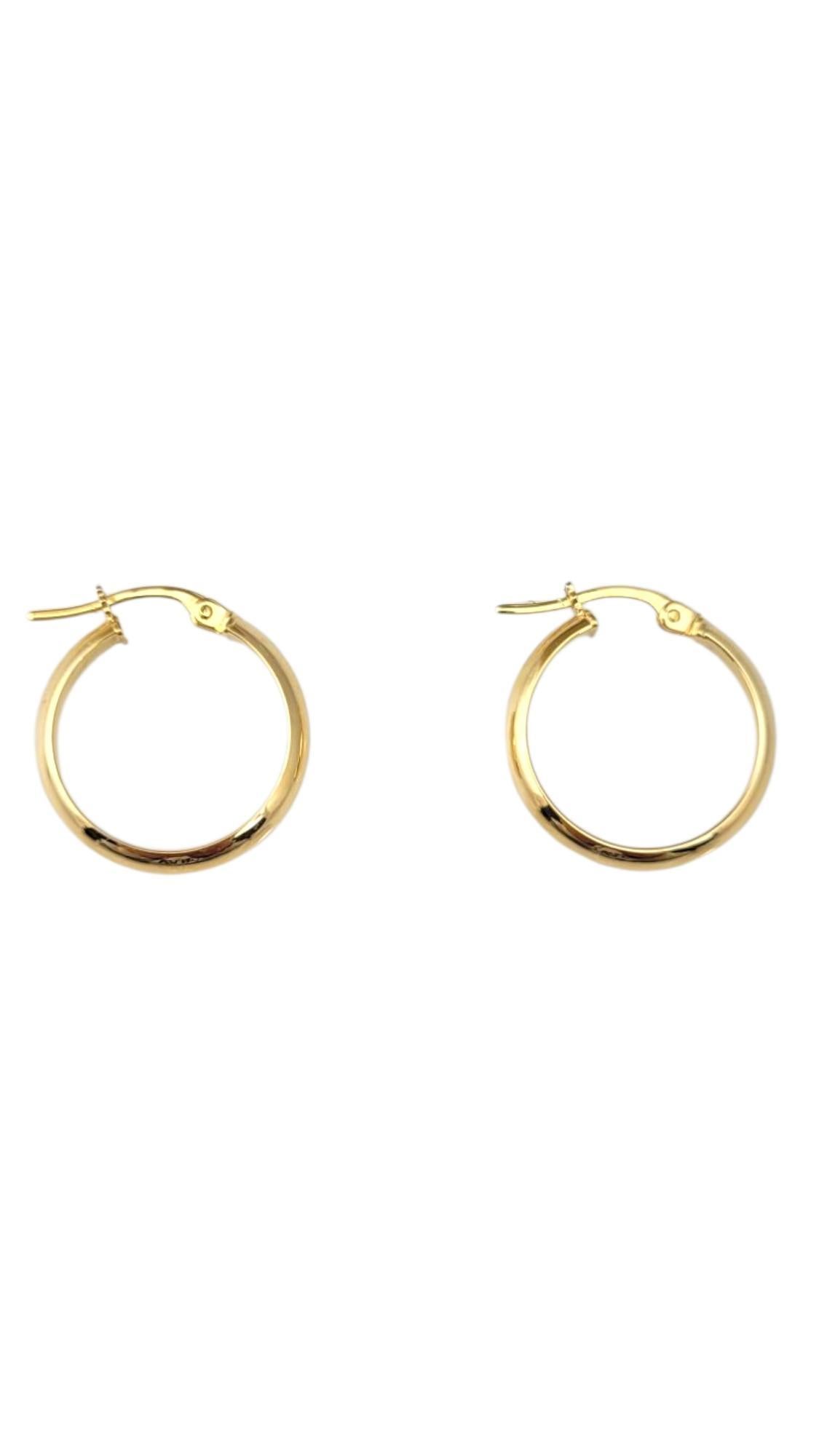 Mini-Reifenohrringe aus 18K Gelbgold -

Diese Mini-Reifenohrringe bieten ein elegantes, dezentes Design, das jedem Outfit genau die richtige Menge an Glanz verleiht. Sie eignen sich perfekt für den Alltag und verleihen einem klassischen Stil eine