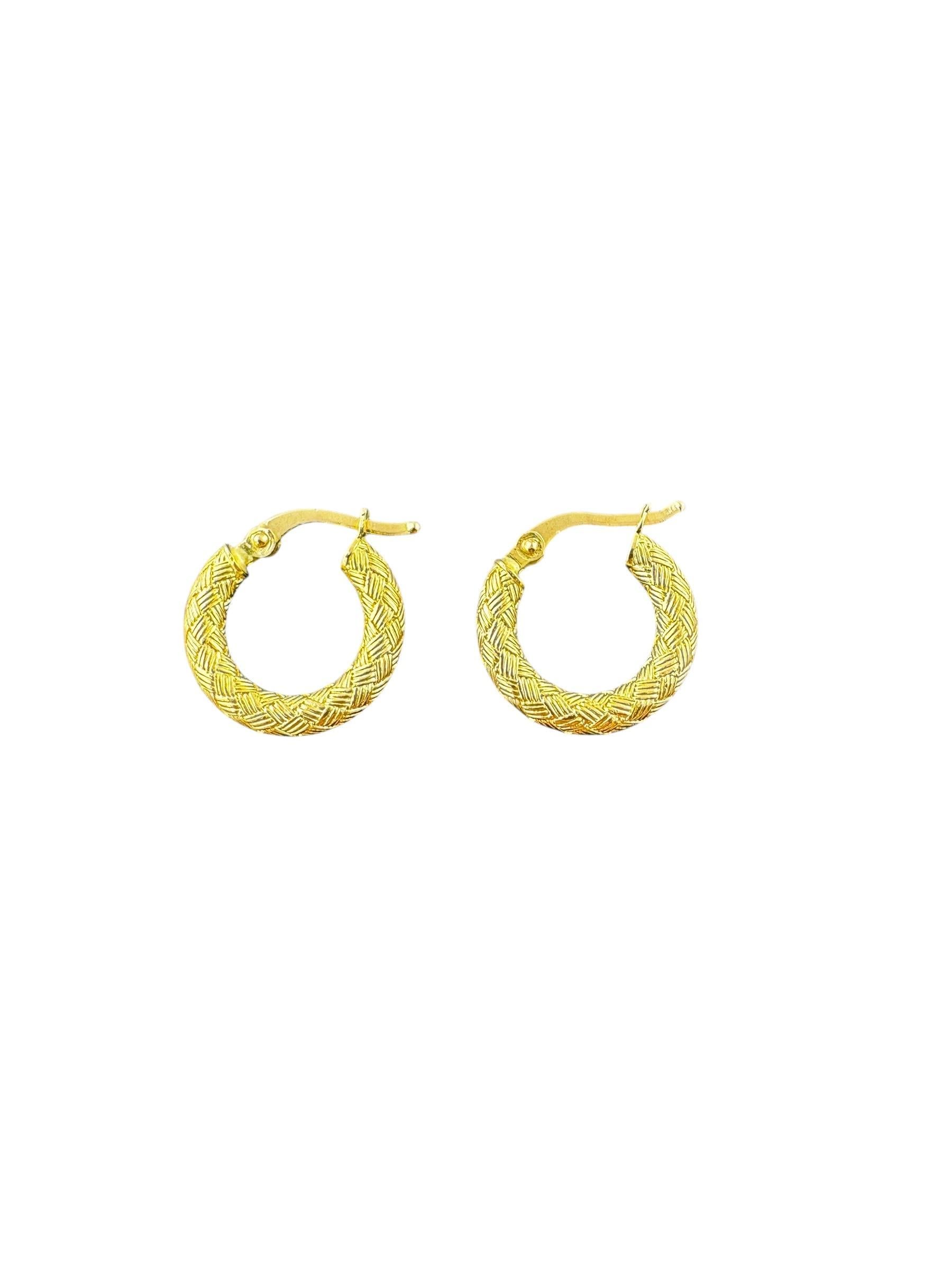 Mini orecchini a cerchio in oro giallo 18 carati -

Questi orecchini a cerchio in oro giallo 18 carati combinano uno stile classico con una lavorazione di lusso. Caratterizzati da una finitura lucida e da un design circolare senza tempo, aggiungono