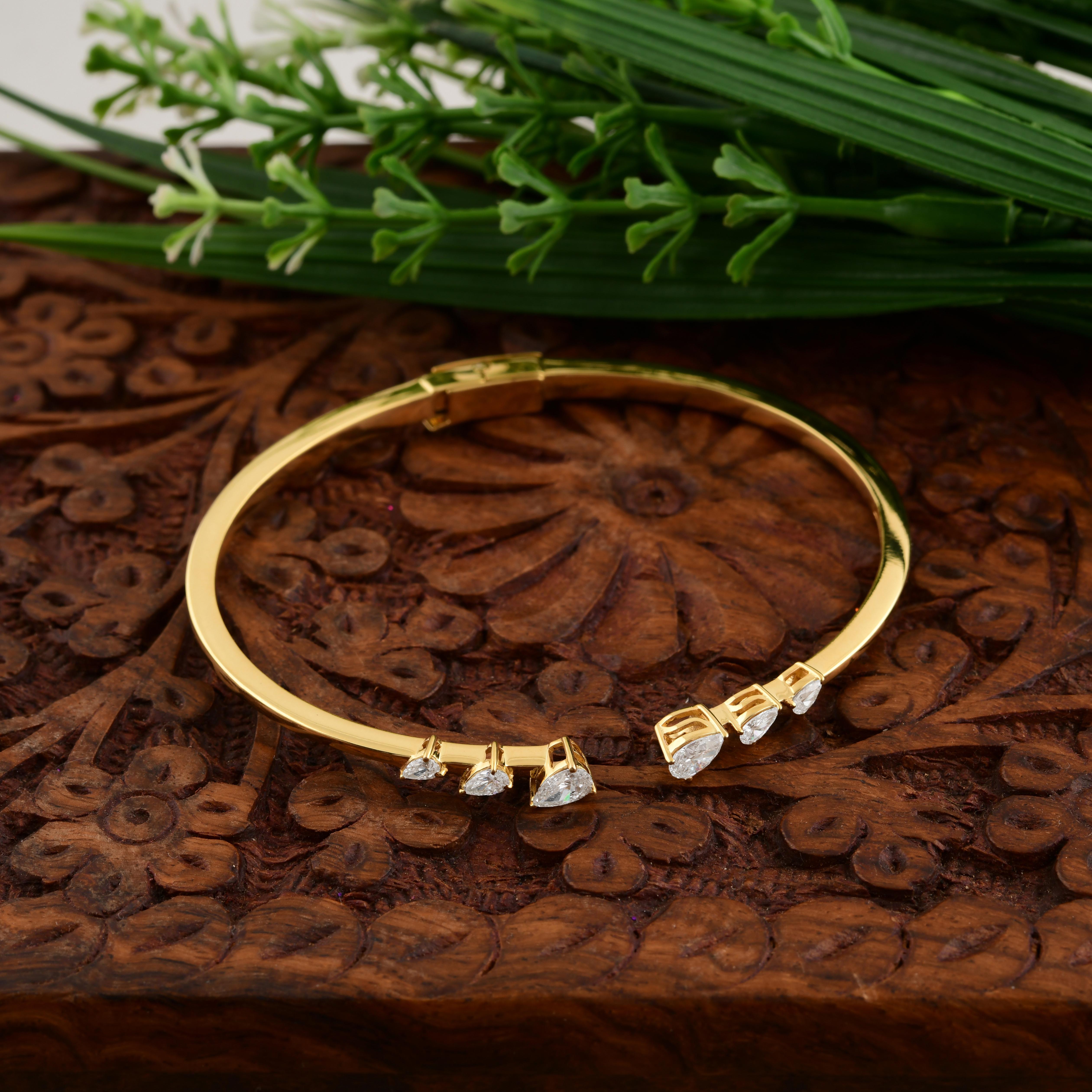 Pulsera brazalete de oro amarillo de 18 quilates con diamantes SI/H en graduación mínima para mujer en Nuevo estado para la venta en Diera, Dubai