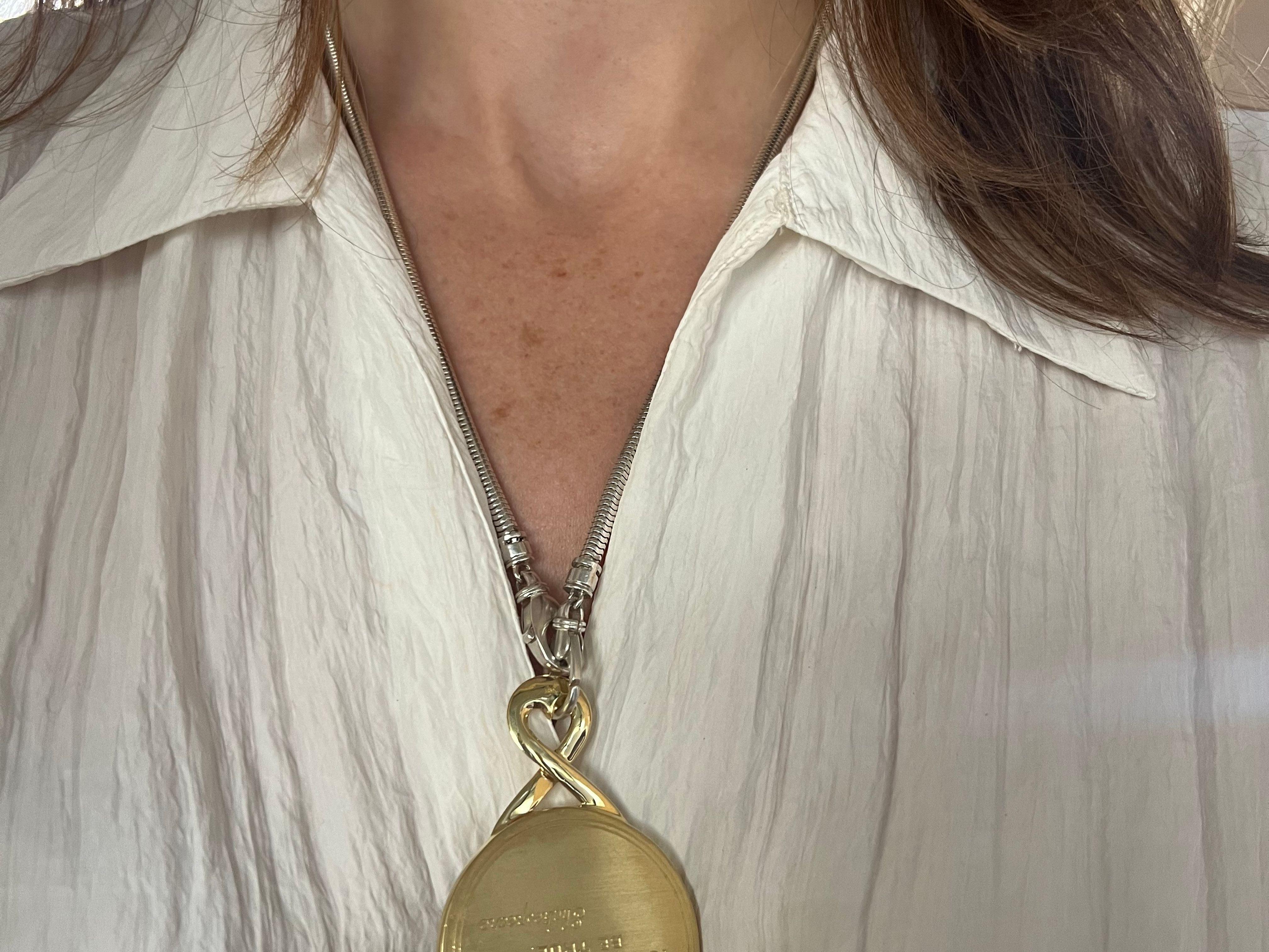 18k Yellow Gold Mirror Pendant Shakespeare Inscription In New Condition For Sale In New York, NY