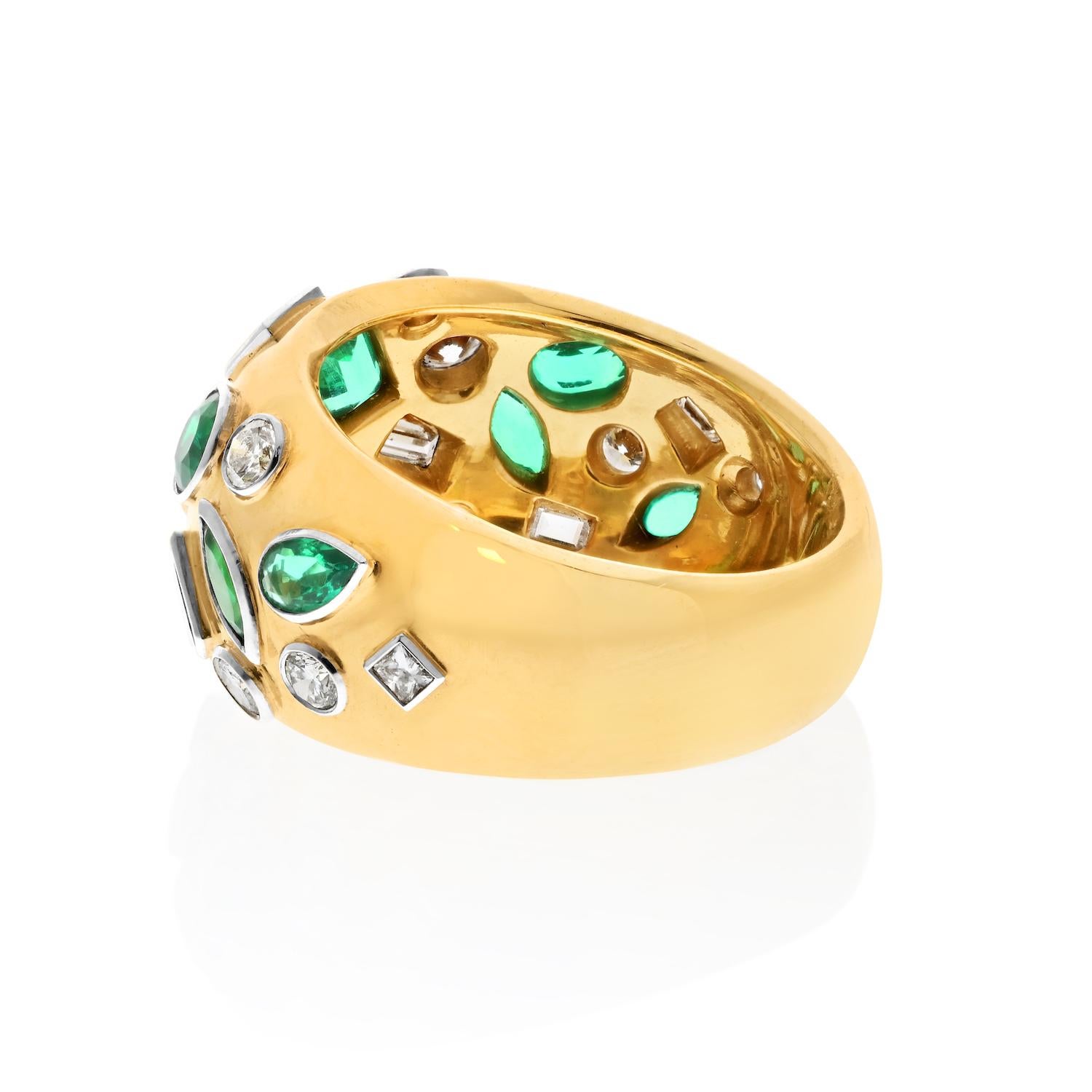 Contemporary 18K Yellow Gold Mixed Cut Diamonds And Green Emerald Cocktail Ring For Sale