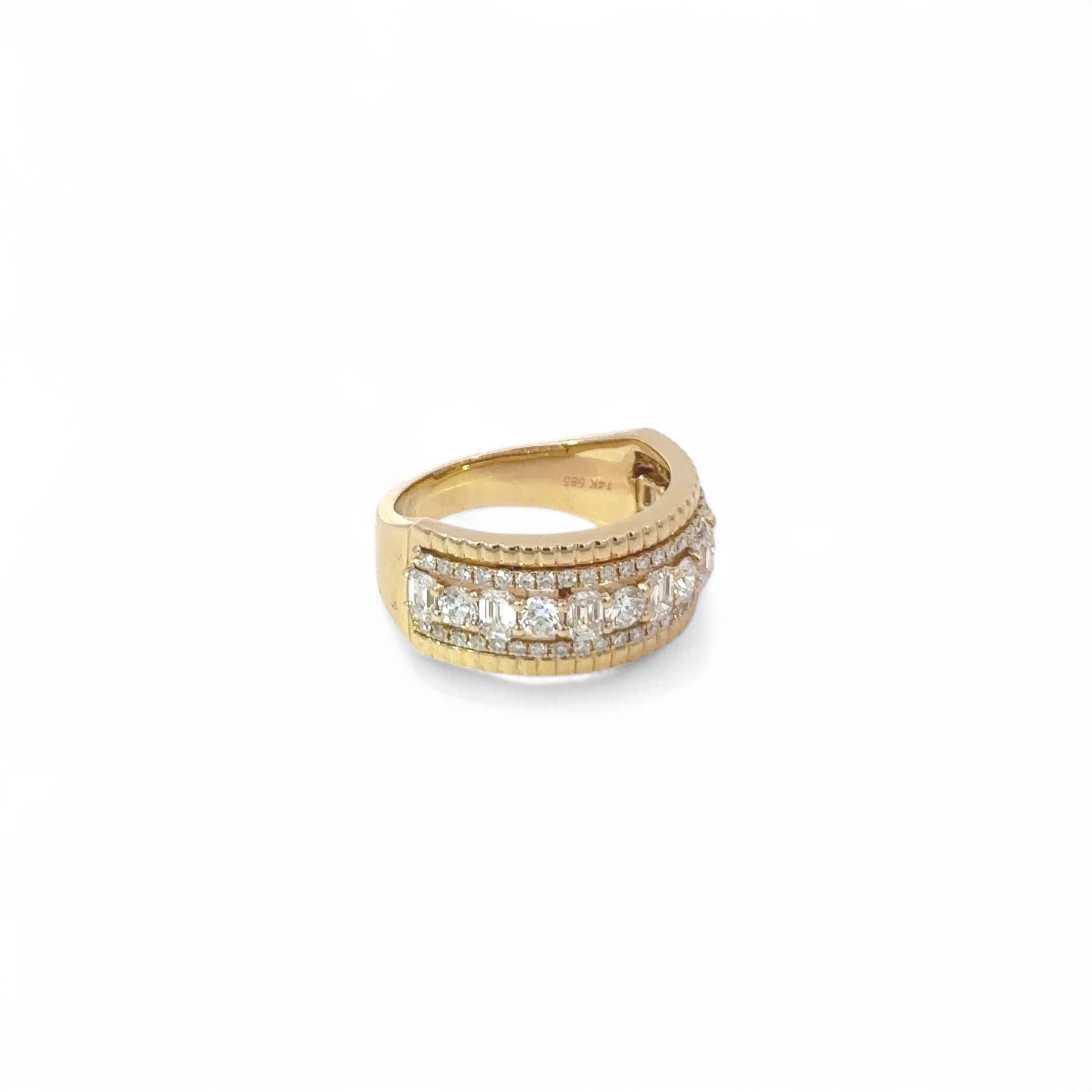 Lasciati conquistare dal fascino di questo capolavoro in oro giallo 14 carati, dove il lusso incontra l'arte. Questo anello presenta due incantevoli file di diamanti PAVÉ, noti per il loro fascino accattivante. Il centro è abbagliato da diamanti