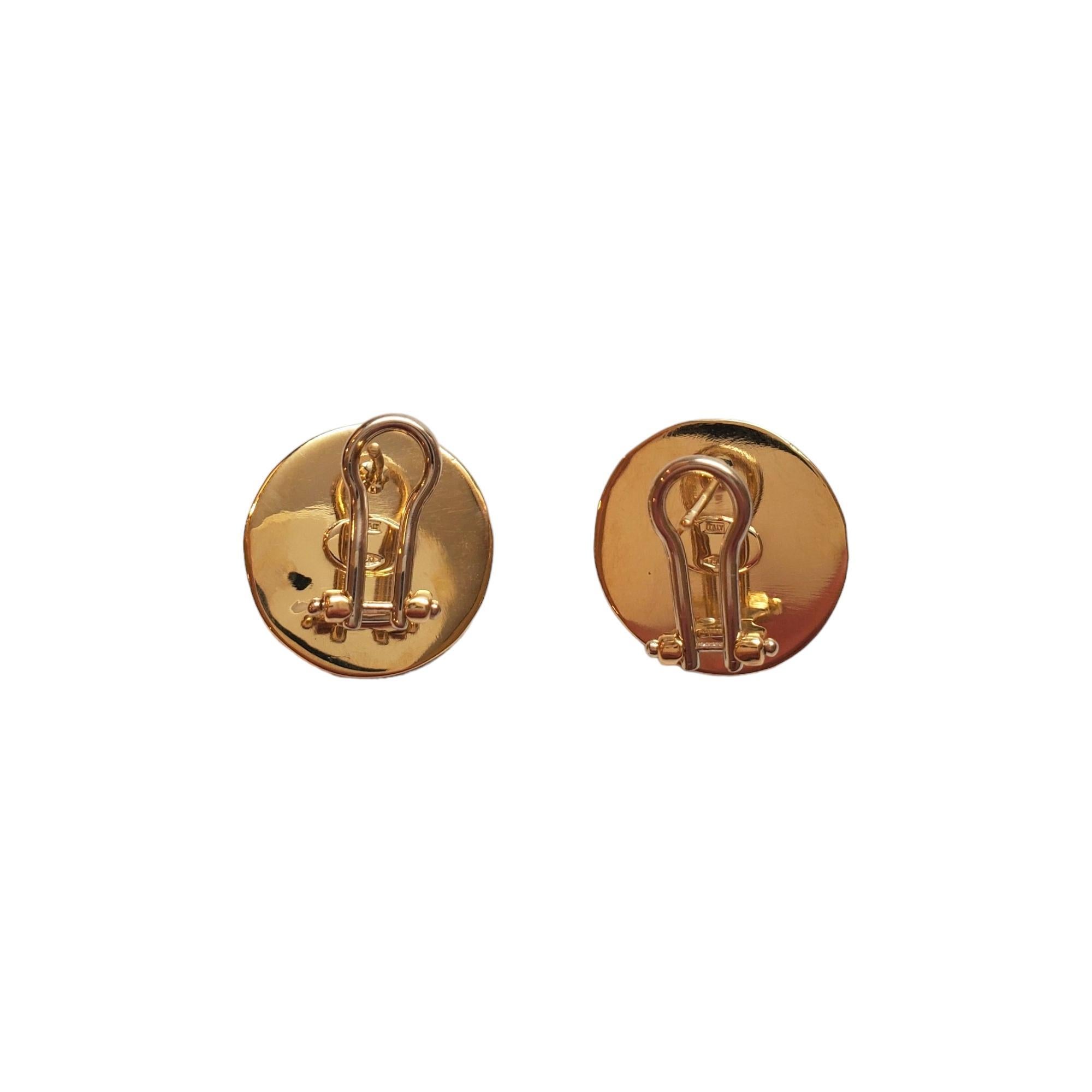 18K Yellow Gold Mobe Pearl Earrings 

Omega back earrings with mobe pearl and aztec design in 18K yellow gold.

Hallmark: 750 GOI38 750AI Italy

Weight: 13.3 g/ 8.6 dwt.

Size: 18.3 mm X 18.3 mm X 7.4 mm 

# of stones: 2 white

Very good condition,