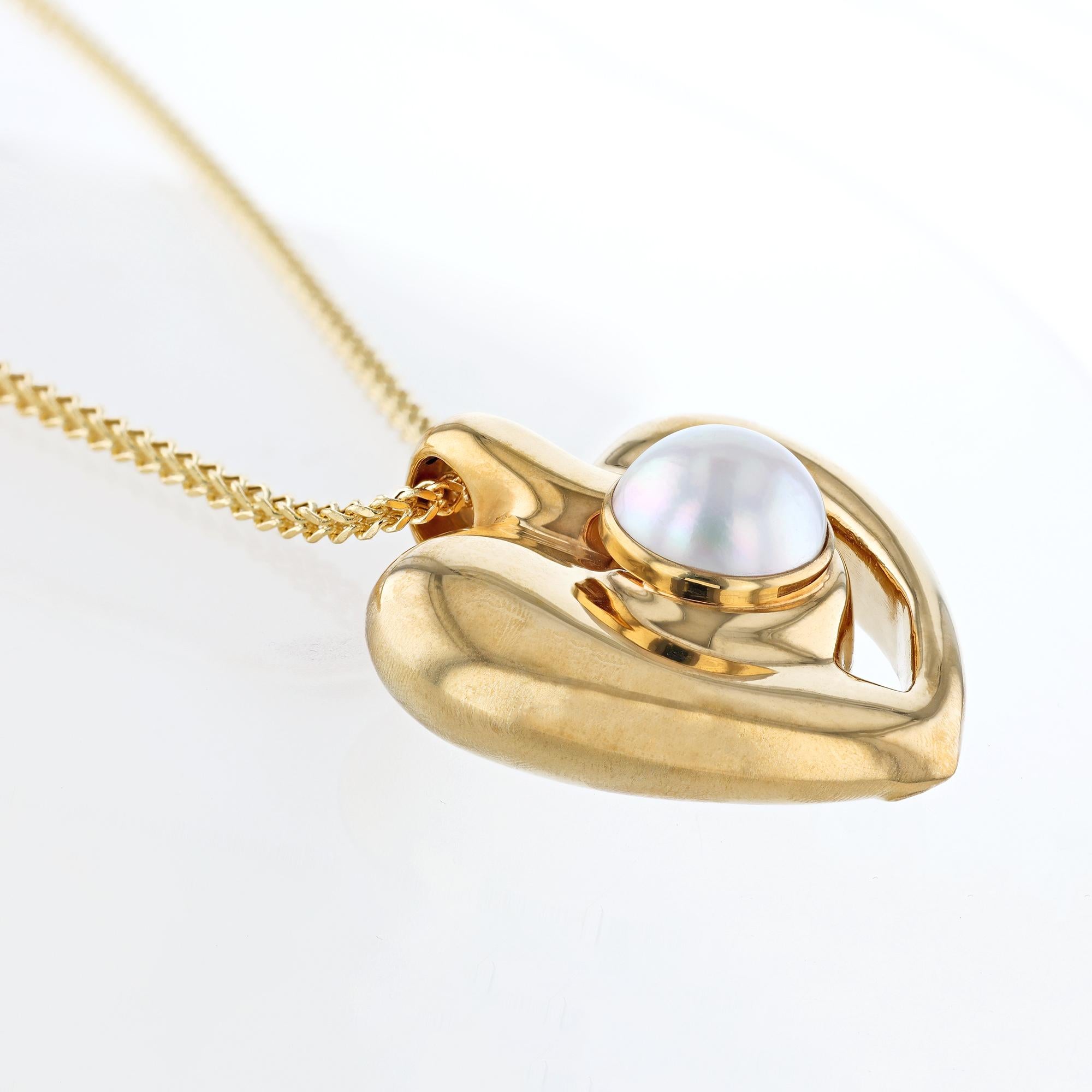 Contemporary 18K Yellow Gold Mobe Pearl Heart Pendant Necklace For Sale