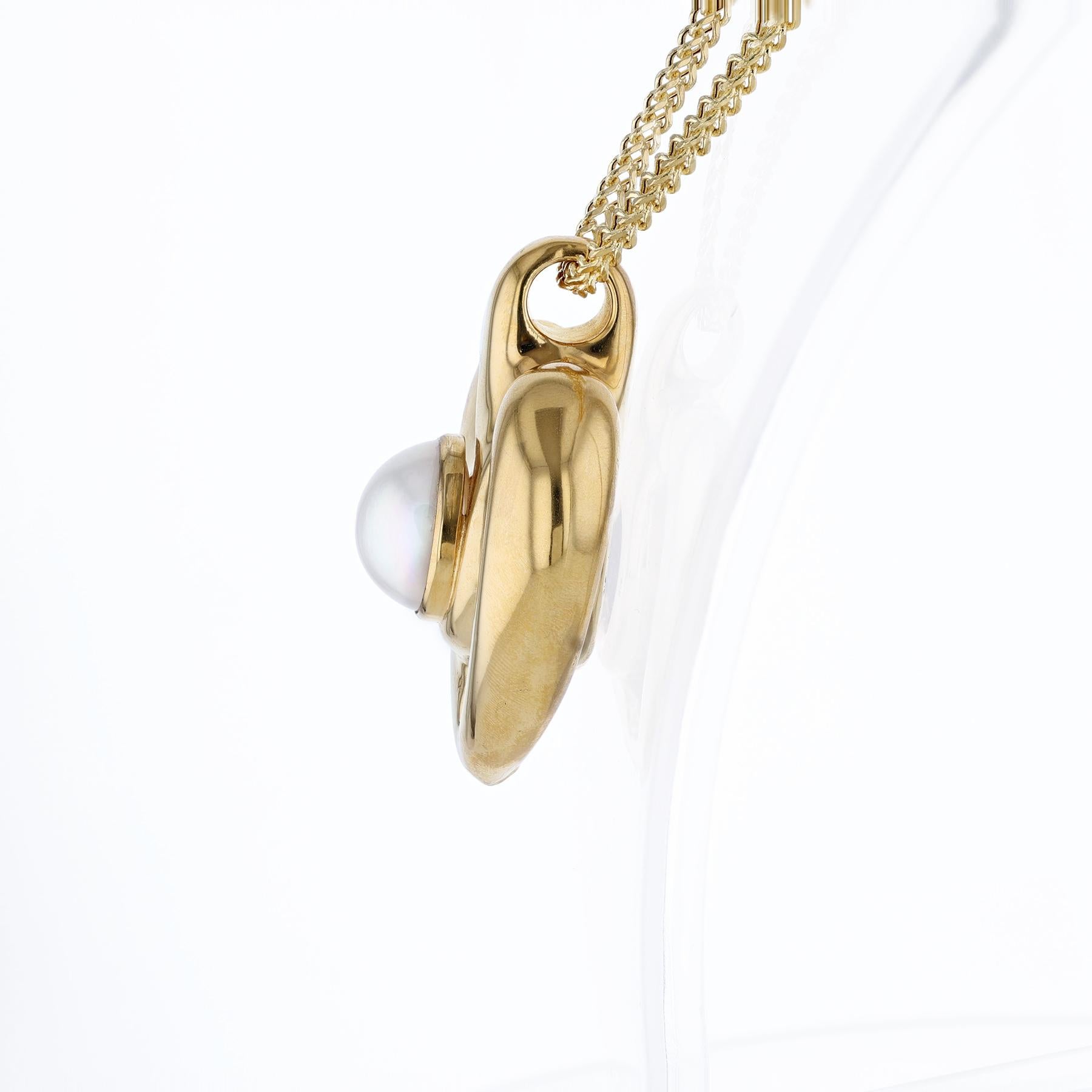 Round Cut 18K Yellow Gold Mobe Pearl Heart Pendant Necklace For Sale