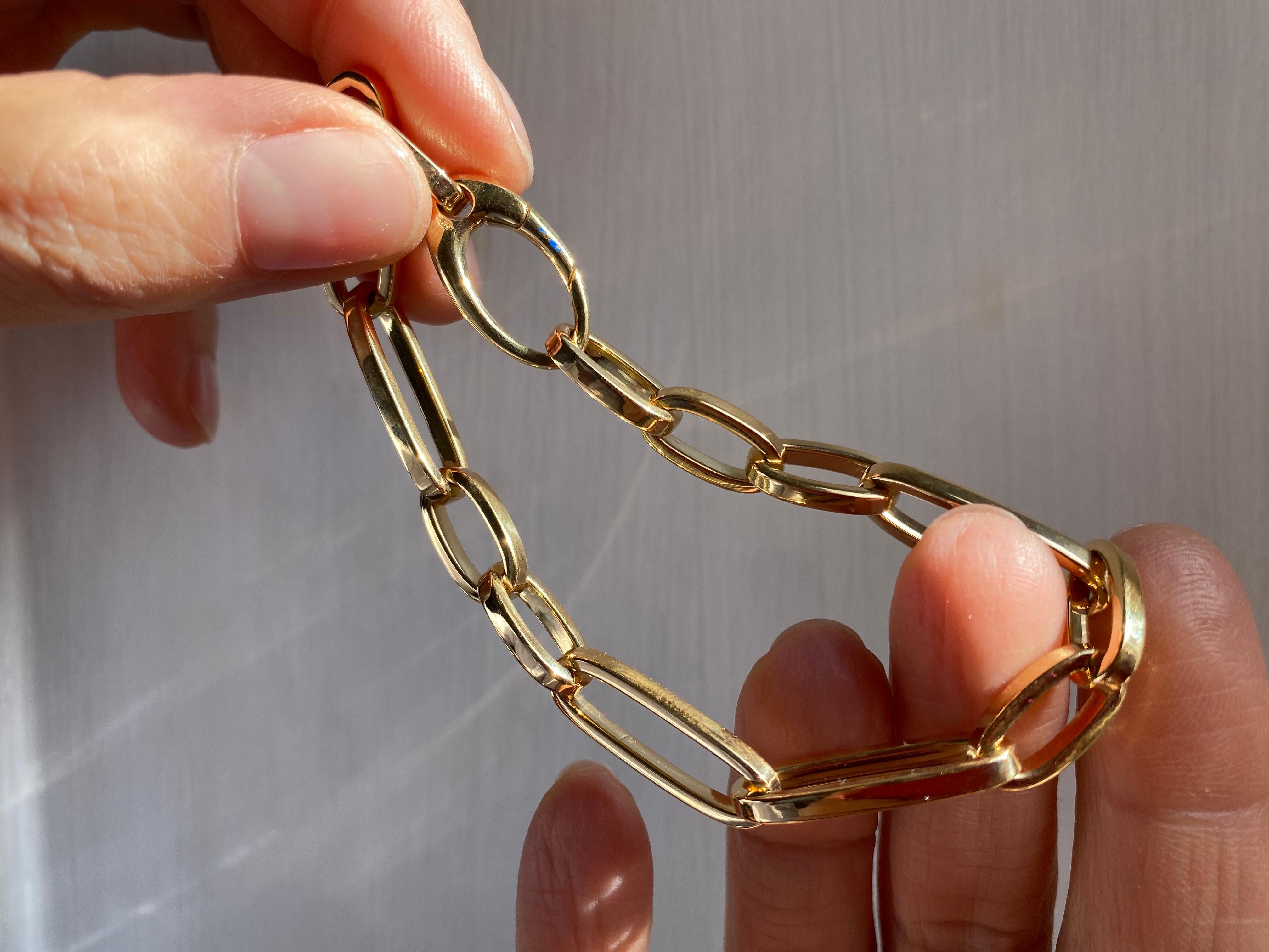 Rossella Ugolini Design Collection, 18K Yellow Gold Modern Chain Unisex Link Bracelet Made in Italy.  Dimensions: Length.  Inches 7.87 (20cm)   H. Inches 0.35 (9mm)  Grams. 13.20
This 18k yellow gold chain bracelet is a modern and stylish accessory