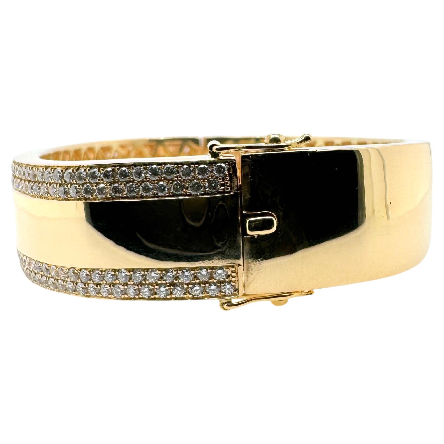Cette manchette en diamant à l'allure moderne est suffisamment simple pour être portée et empilée au quotidien, tout en étant parfaite pour les événements formels en tant que pièce d'apparat sur votre poignet.  Ce bracelet fait main est serti en or