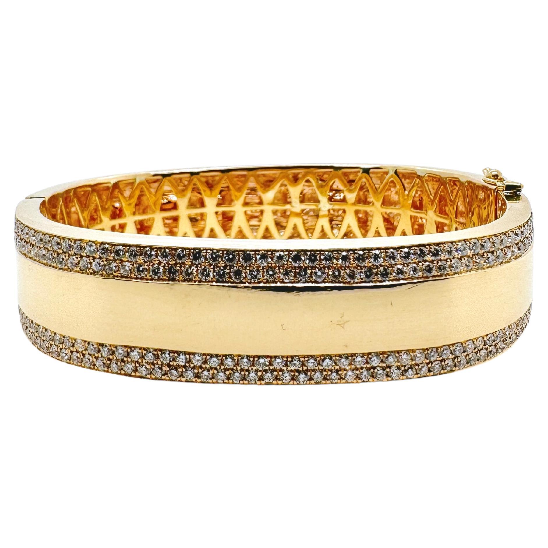 Brazalete moderno de oro amarillo de 18 quilates con diamantes