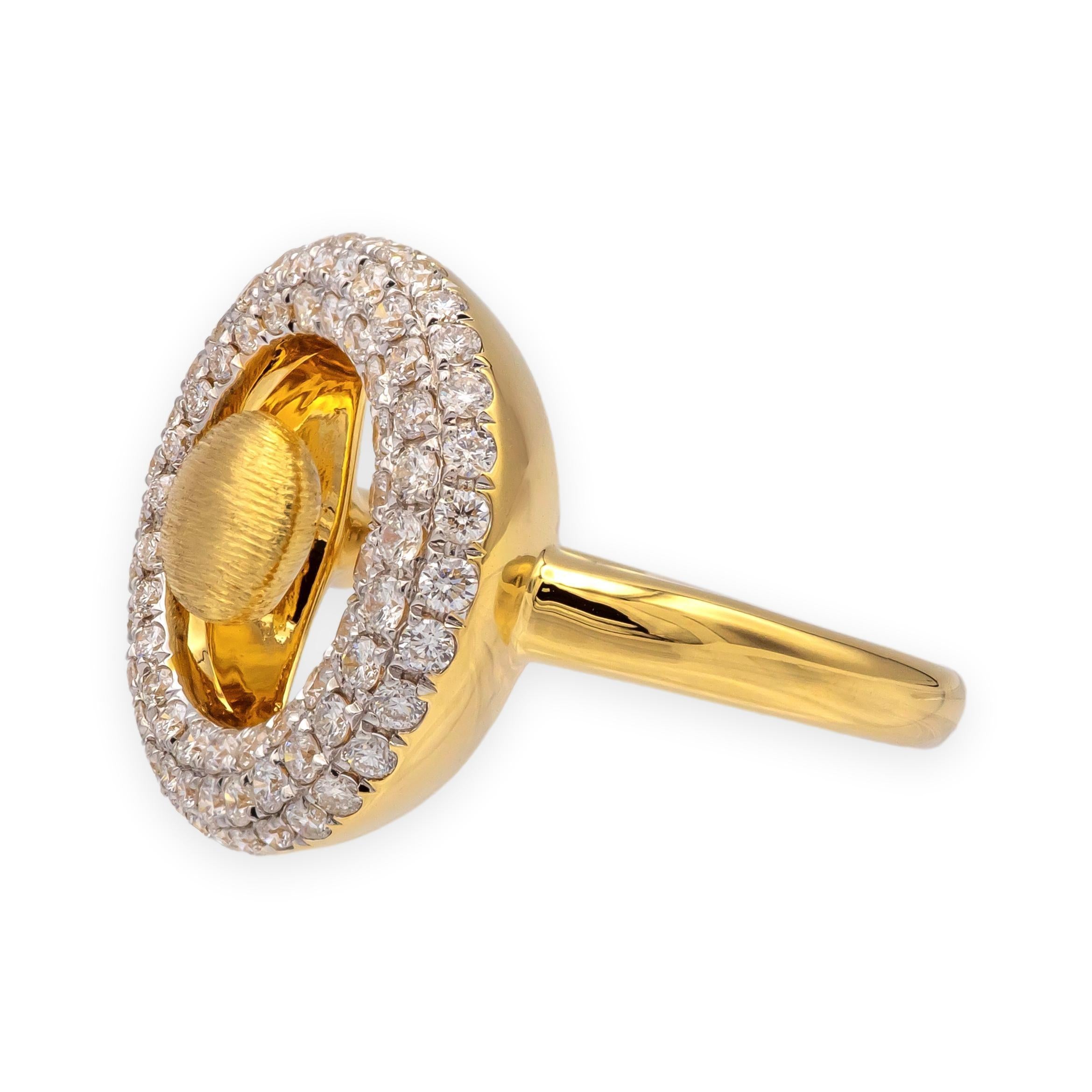 Un anello da cocktail modernista degli anni '70 di eccezionale fattura, realizzato in oro giallo 18 carati e caratterizzato da un audace design a cerchio aperto. Il centro evidenzia un elemento in rilievo in oro spazzolato incorniciato da due file