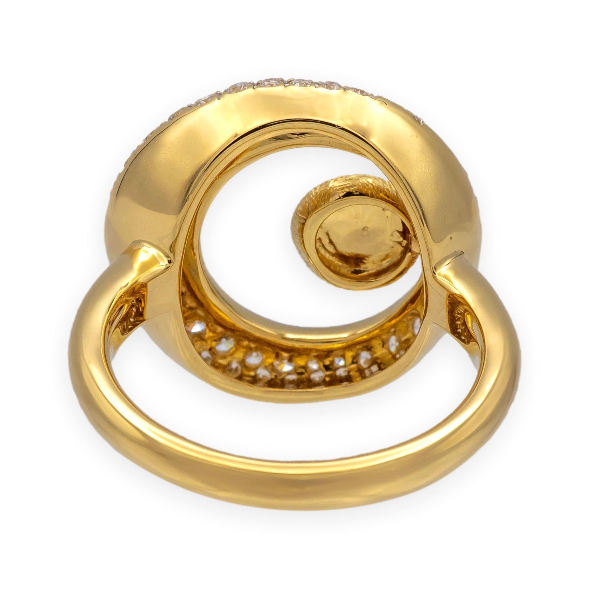 Taglio brillante Anello modernista in oro giallo 18 carati con pavé di diamanti degli anni '70 in vendita