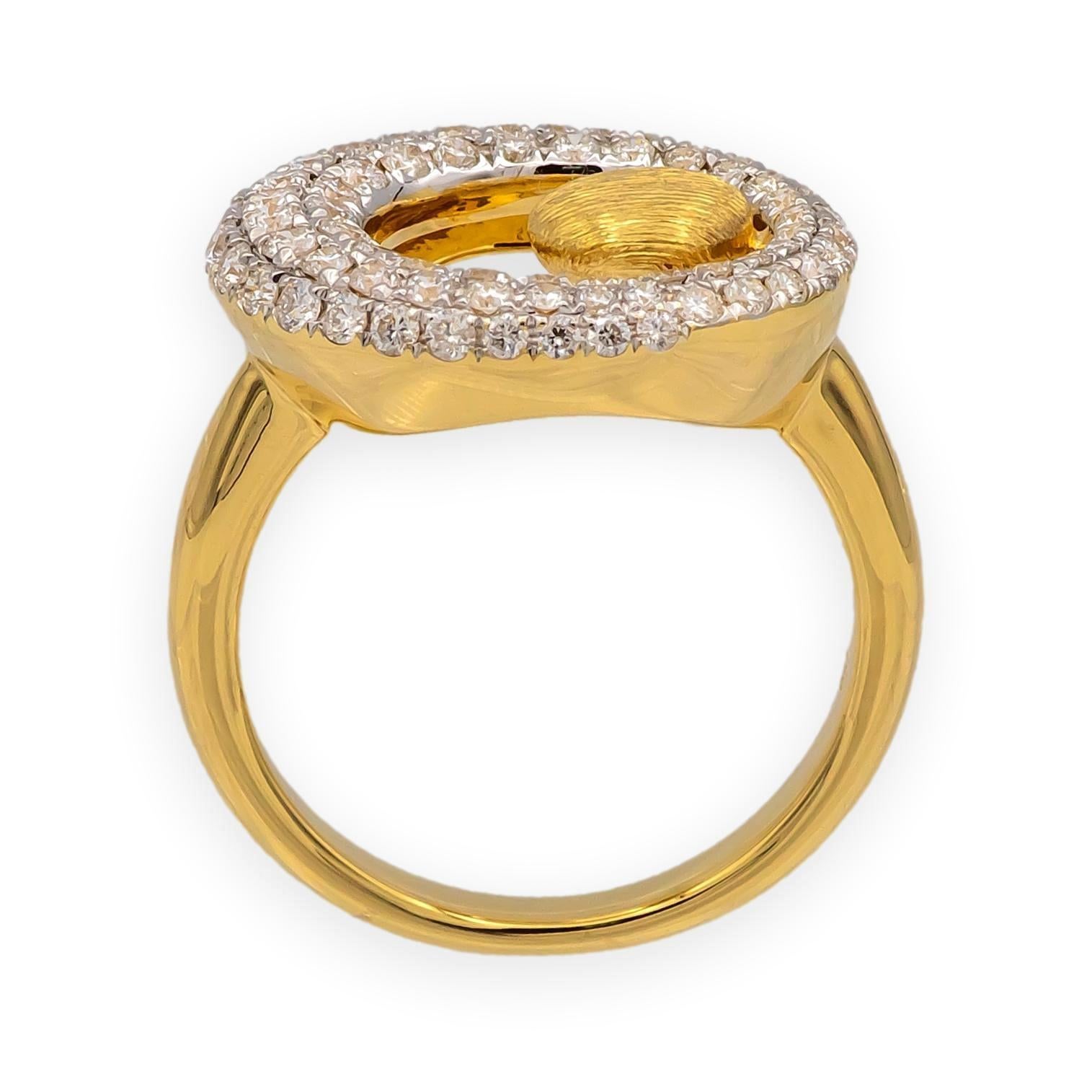 Anello modernista in oro giallo 18 carati con pavé di diamanti degli anni '70 In condizioni ottime in vendita a New York, NY