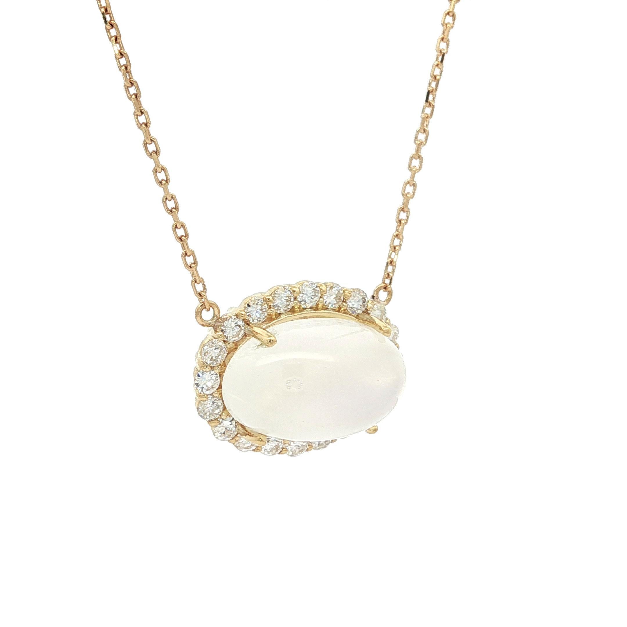 Collier ajustable en or jaune 18k avec pendentif en pierre de lune et halo de diamants en vente 5