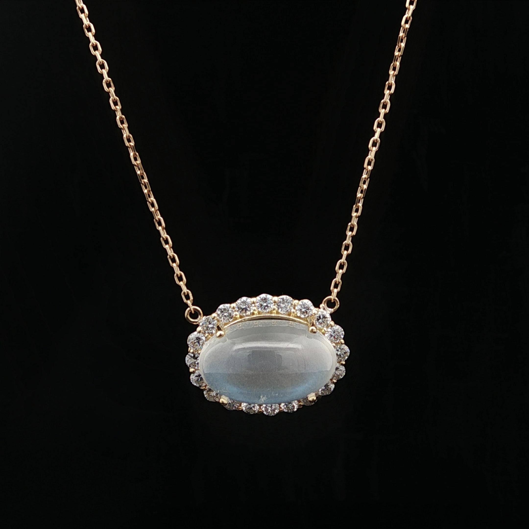 Taille cabochon Collier ajustable en or jaune 18k avec pendentif en pierre de lune et halo de diamants en vente