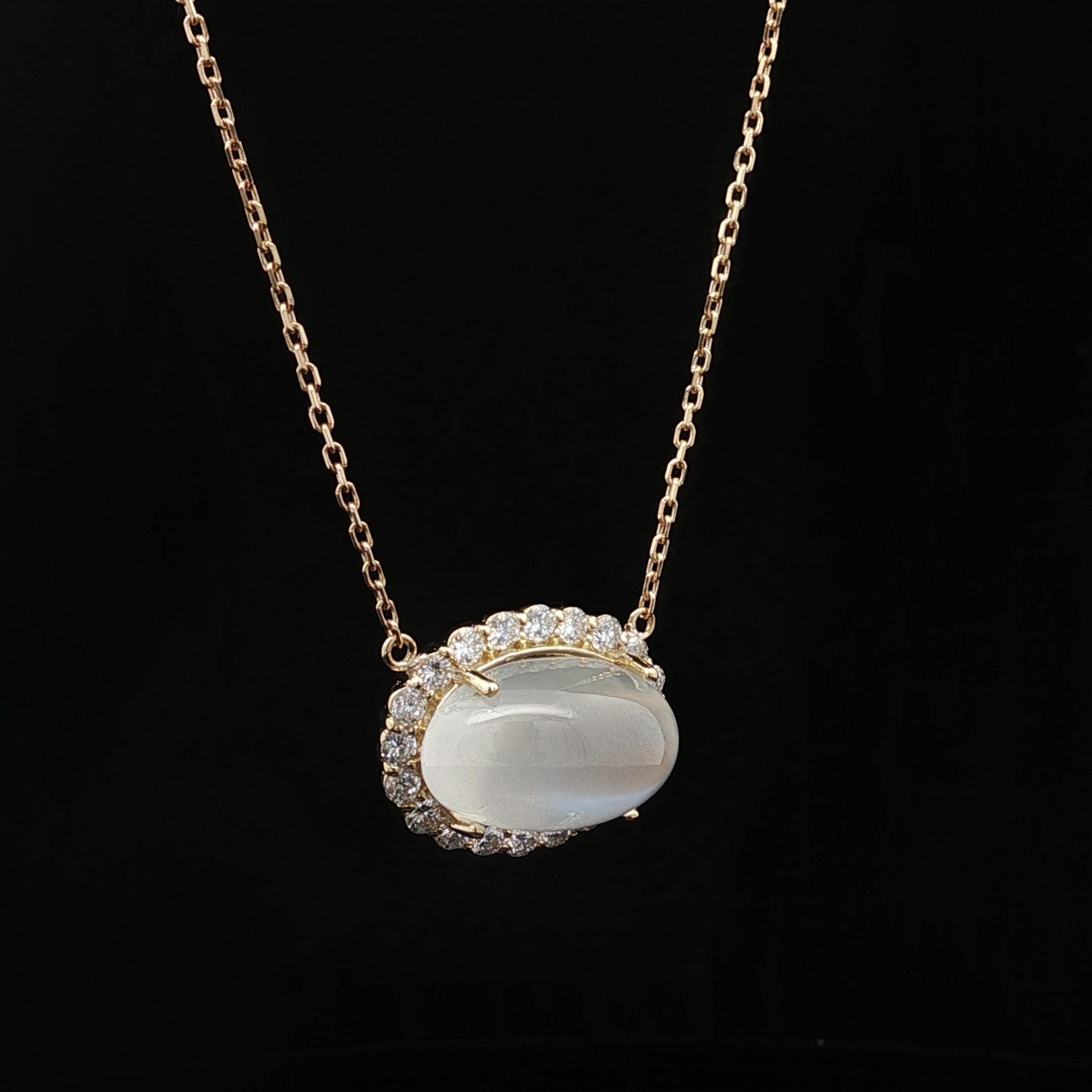 Collier ajustable en or jaune 18k avec pendentif en pierre de lune et halo de diamants Excellent état - En vente à Montclair, NJ