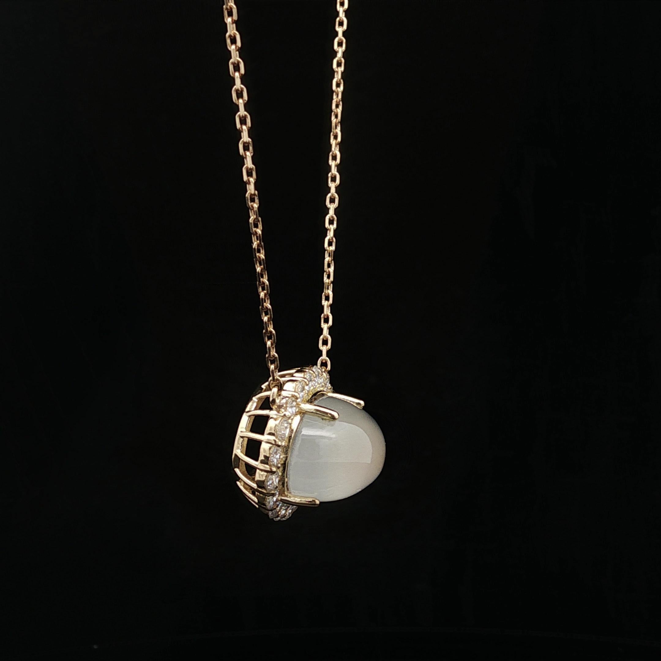 Collier ajustable en or jaune 18k avec pendentif en pierre de lune et halo de diamants Pour femmes en vente