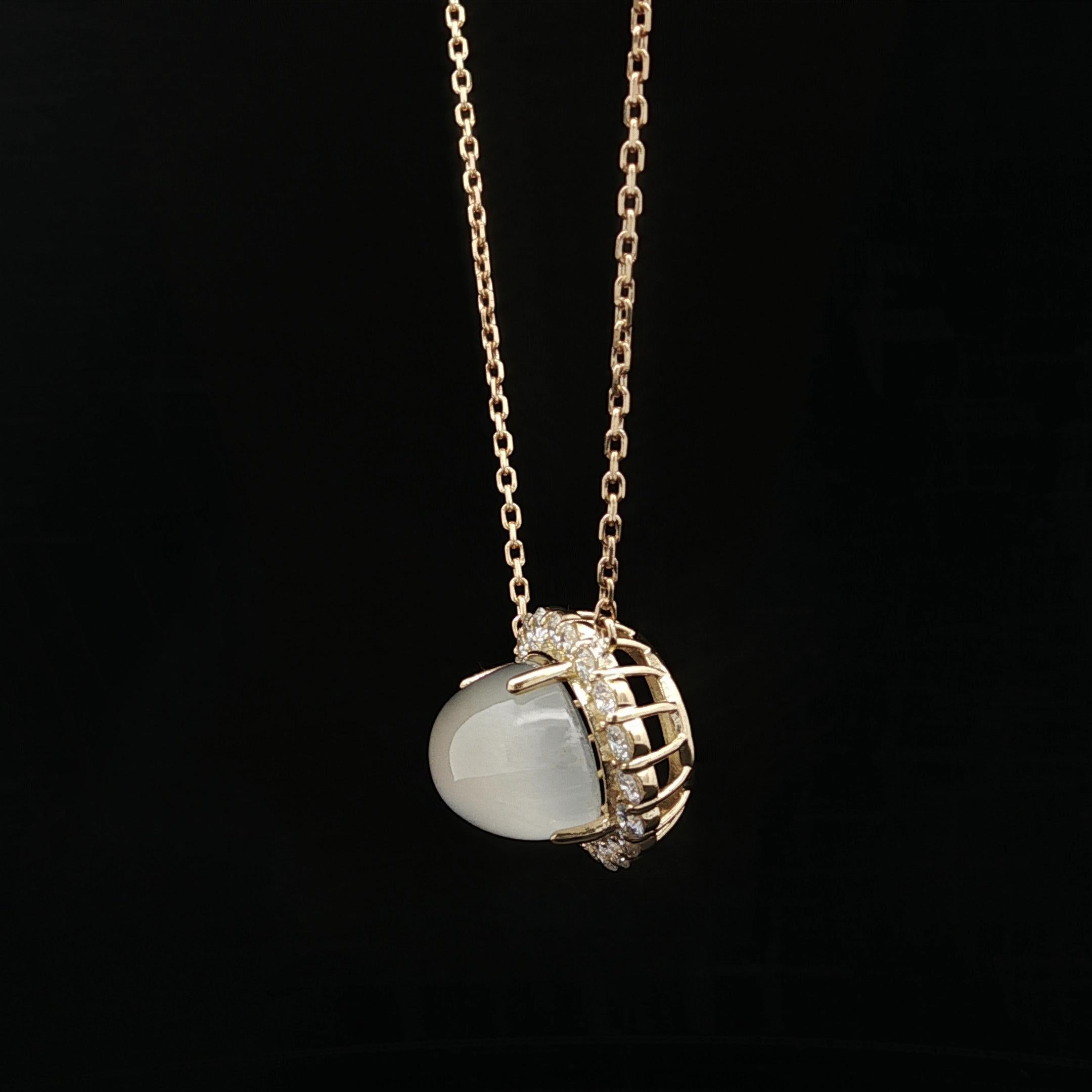 Collier ajustable en or jaune 18k avec pendentif en pierre de lune et halo de diamants en vente 1