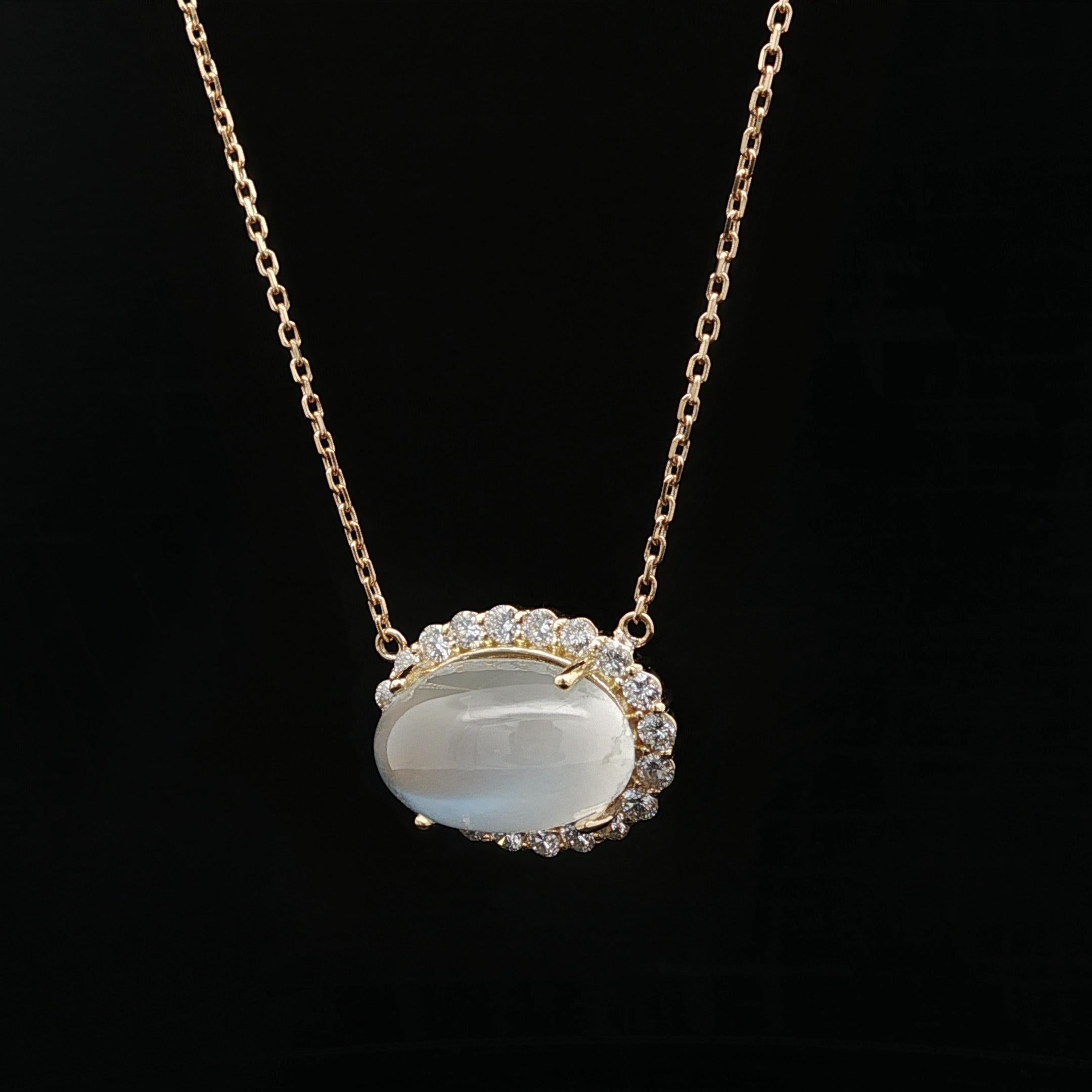 Collier ajustable en or jaune 18k avec pendentif en pierre de lune et halo de diamants en vente 2