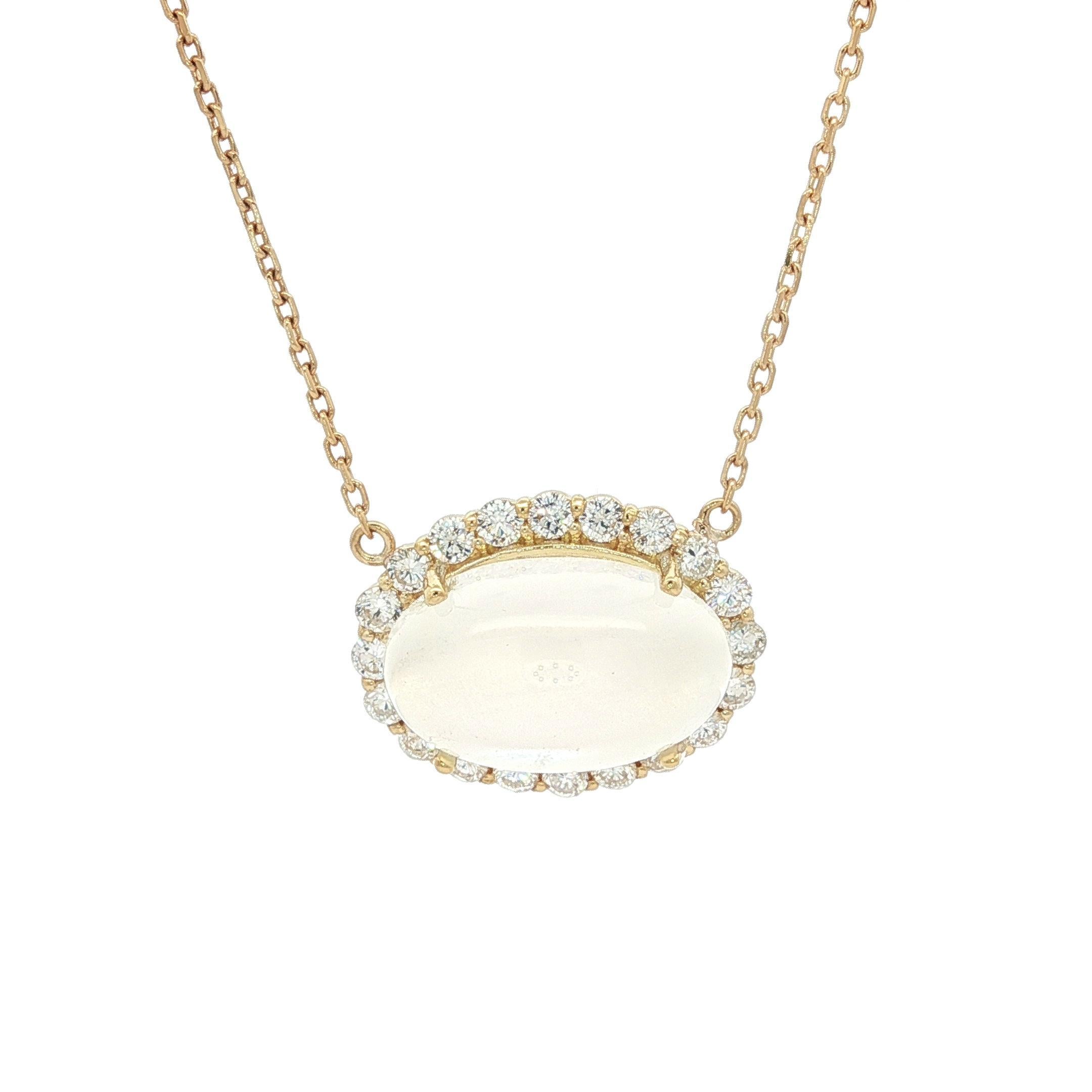 Collier ajustable en or jaune 18k avec pendentif en pierre de lune et halo de diamants en vente 4