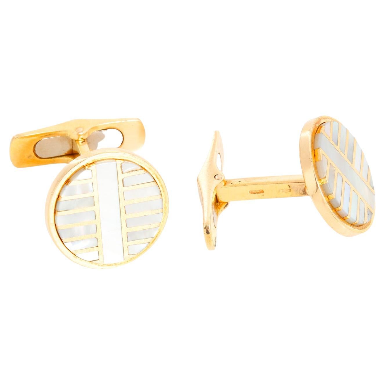 Boutons de manchette en or jaune 18 carats et nacre en vente