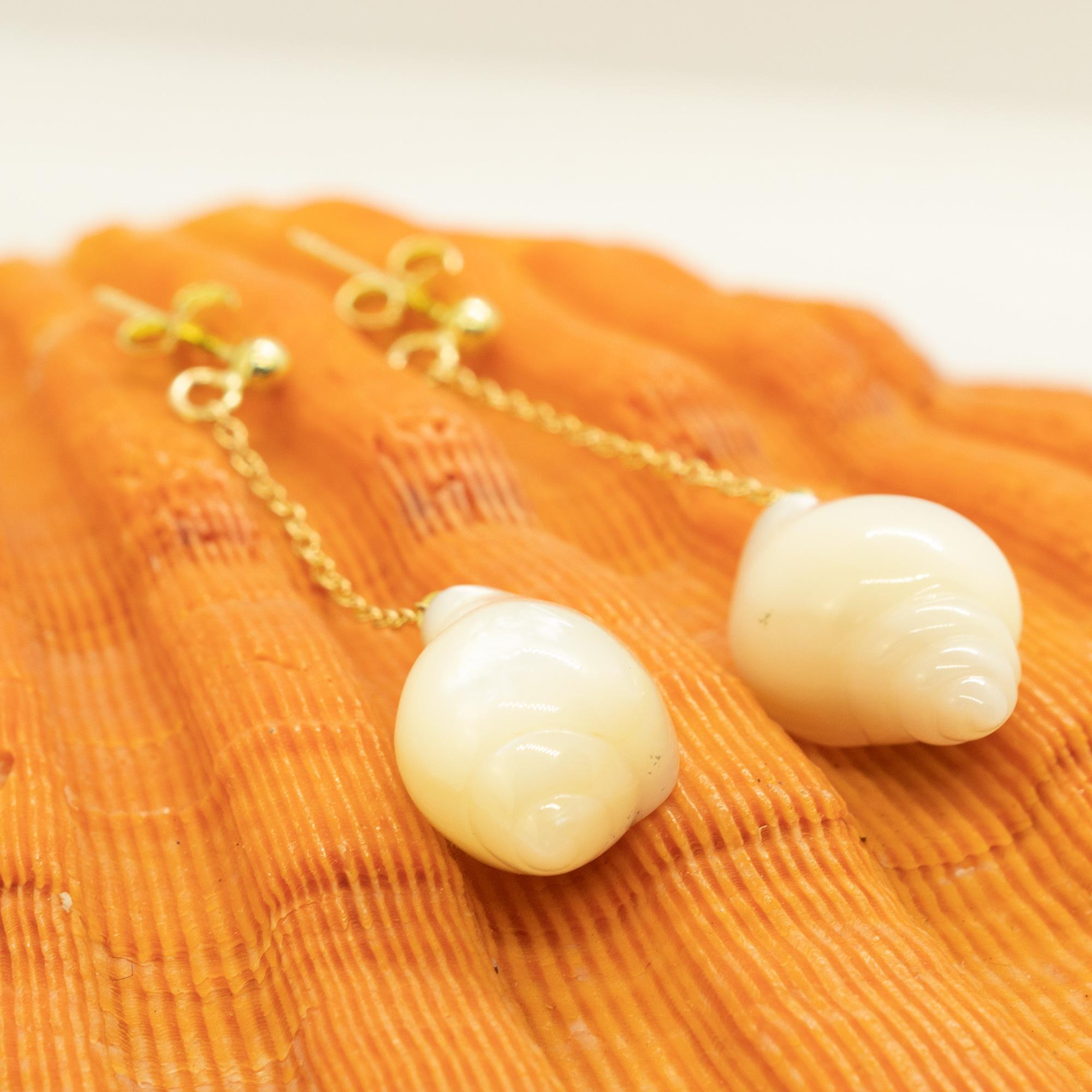 Art nouveau Pendants d'oreilles d'été en or jaune 18 carats et nacre en forme de coquillage Intini Jewels en vente