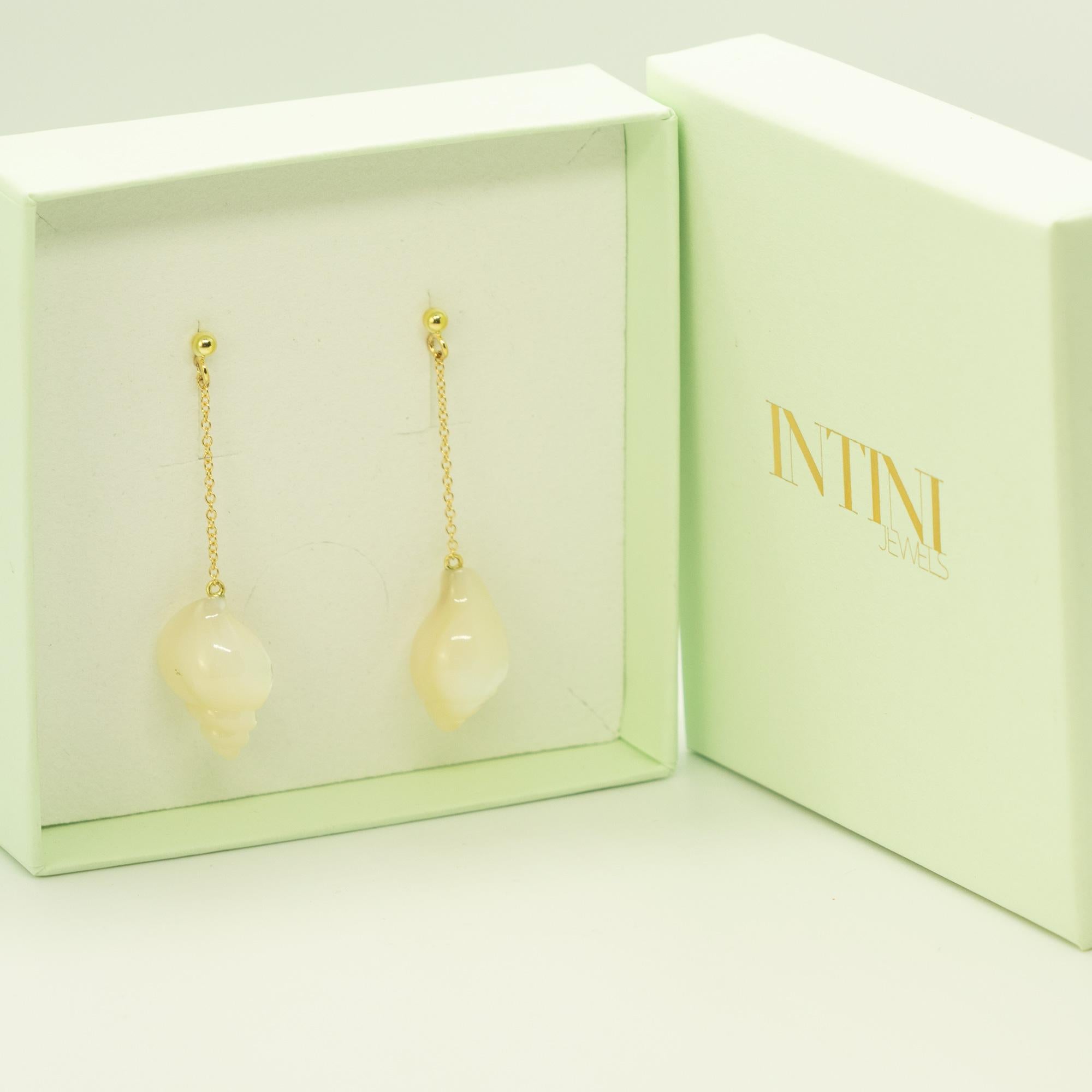 Taille brillant Pendants d'oreilles d'été en or jaune 18 carats et nacre en forme de coquillage Intini Jewels en vente