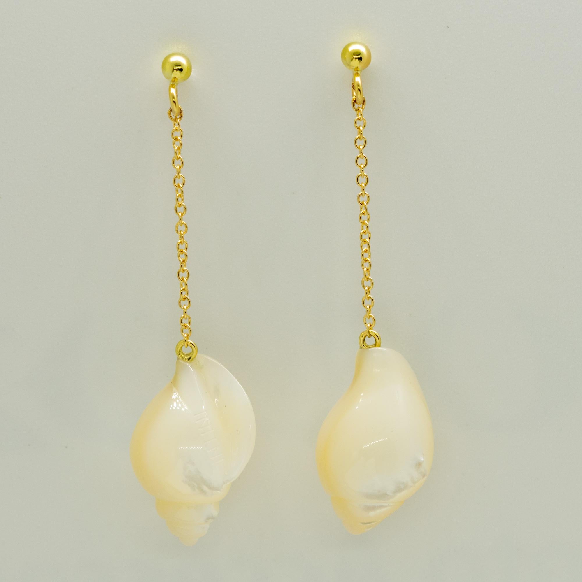 Pendants d'oreilles d'été en or jaune 18 carats et nacre en forme de coquillage Intini Jewels Pour femmes en vente