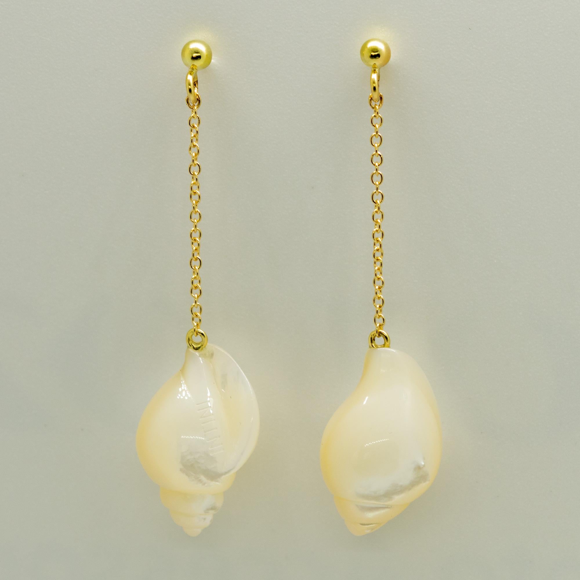 Pendants d'oreilles d'été en or jaune 18 carats et nacre en forme de coquillage Intini Jewels en vente 1