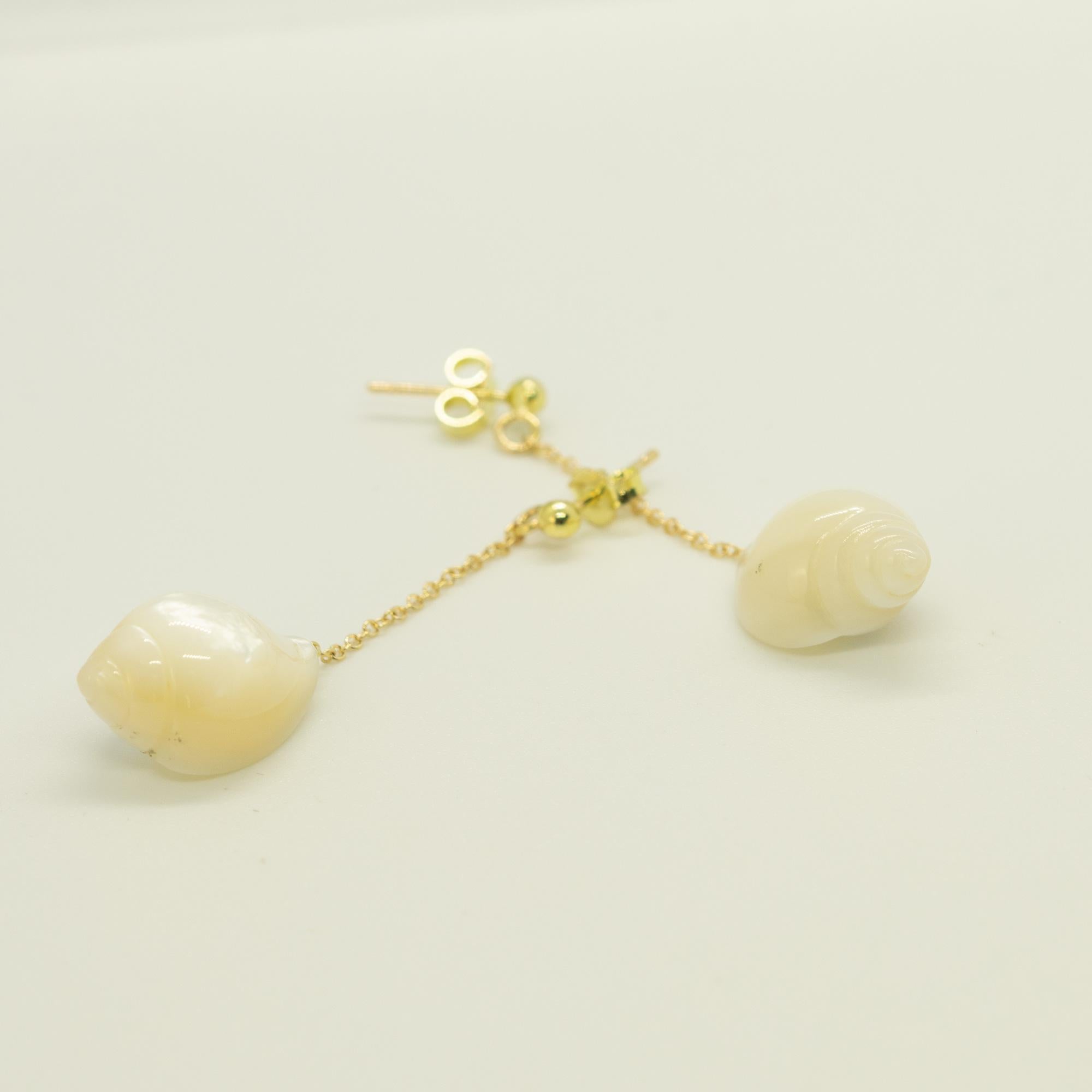 Pendants d'oreilles d'été en or jaune 18 carats et nacre en forme de coquillage Intini Jewels en vente 3