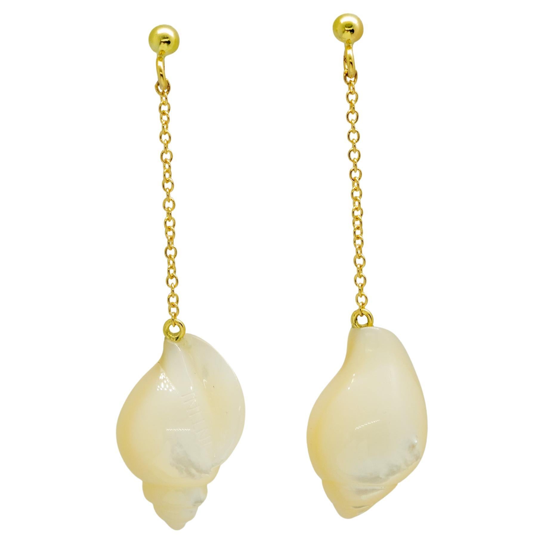 Orecchini estivi a forma di conchiglia in oro giallo 18k Madreperla Intini Jewels