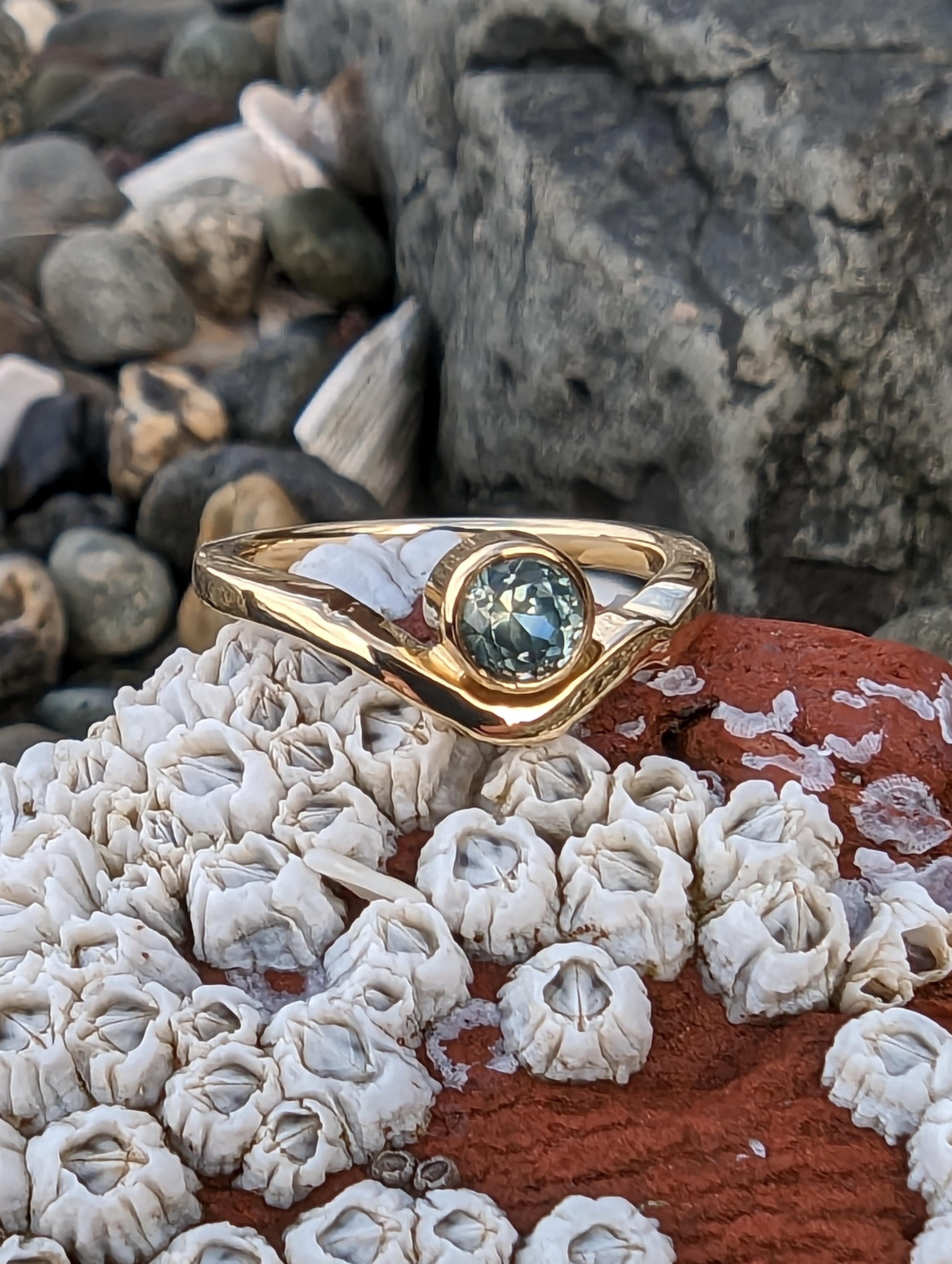 18k Yellow Gold Mount Rainier Ring with .75 carat Round Natural Montana sapphire Neuf - En vente à Seattle, WA